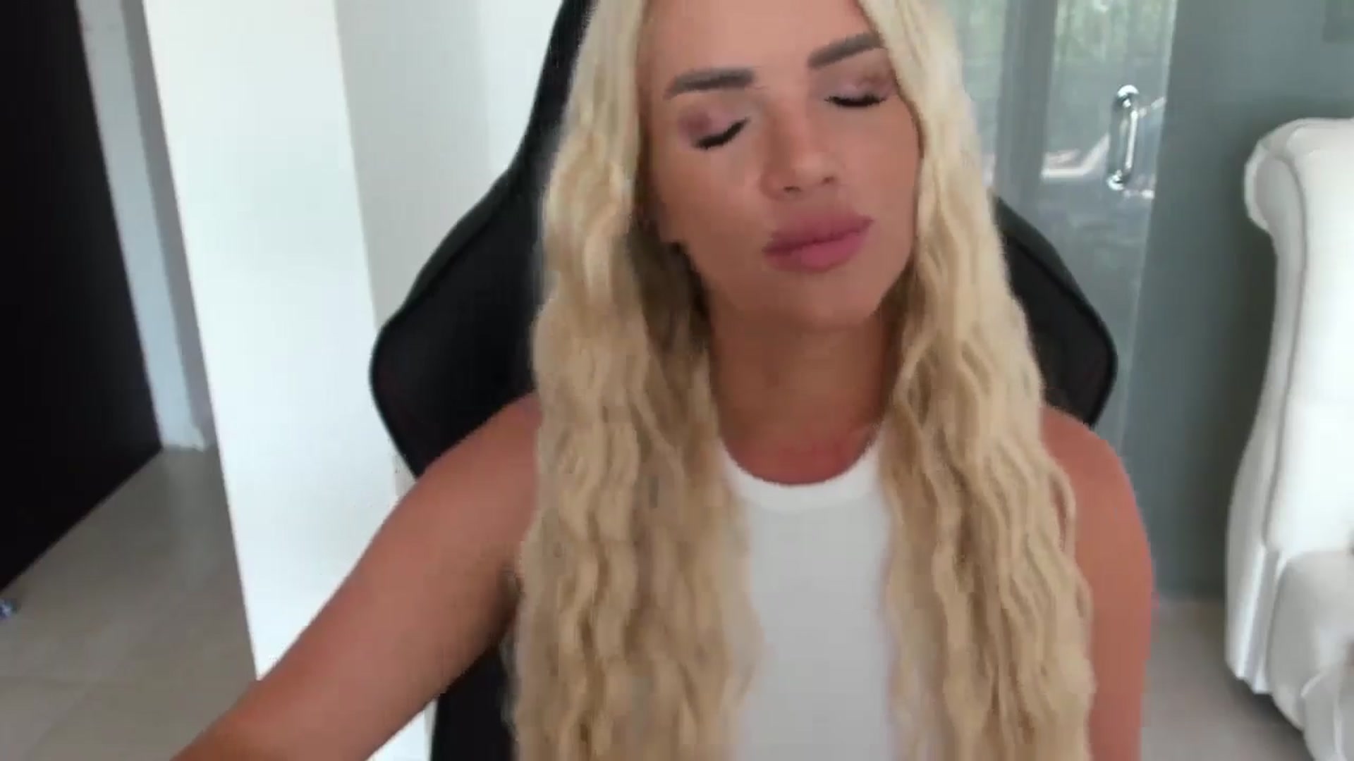 Gallery image thumbnail from Allesia_'s myfreecams stream on, 08/11/2024, 10:50 image 5 of 20