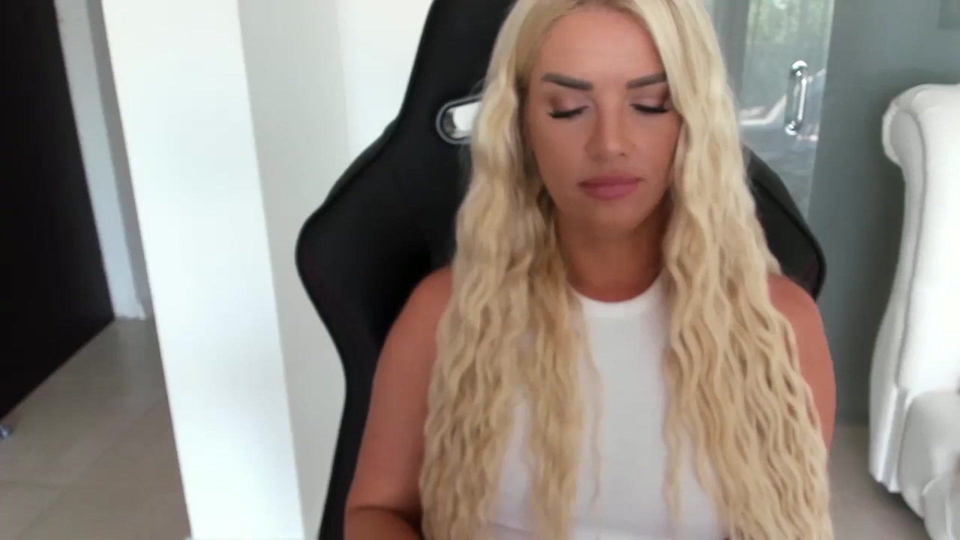 Gallery image thumbnail from Allesia_'s myfreecams stream on, 08/11/2024, 10:50 image 8 of 20