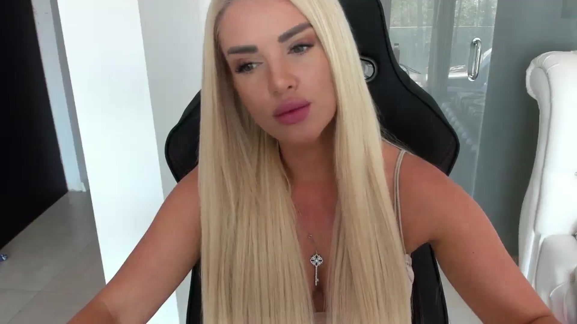 Gallery image thumbnail from Allesia_'s myfreecams stream on, 08/12/2024, 09:20 image 10 of 20