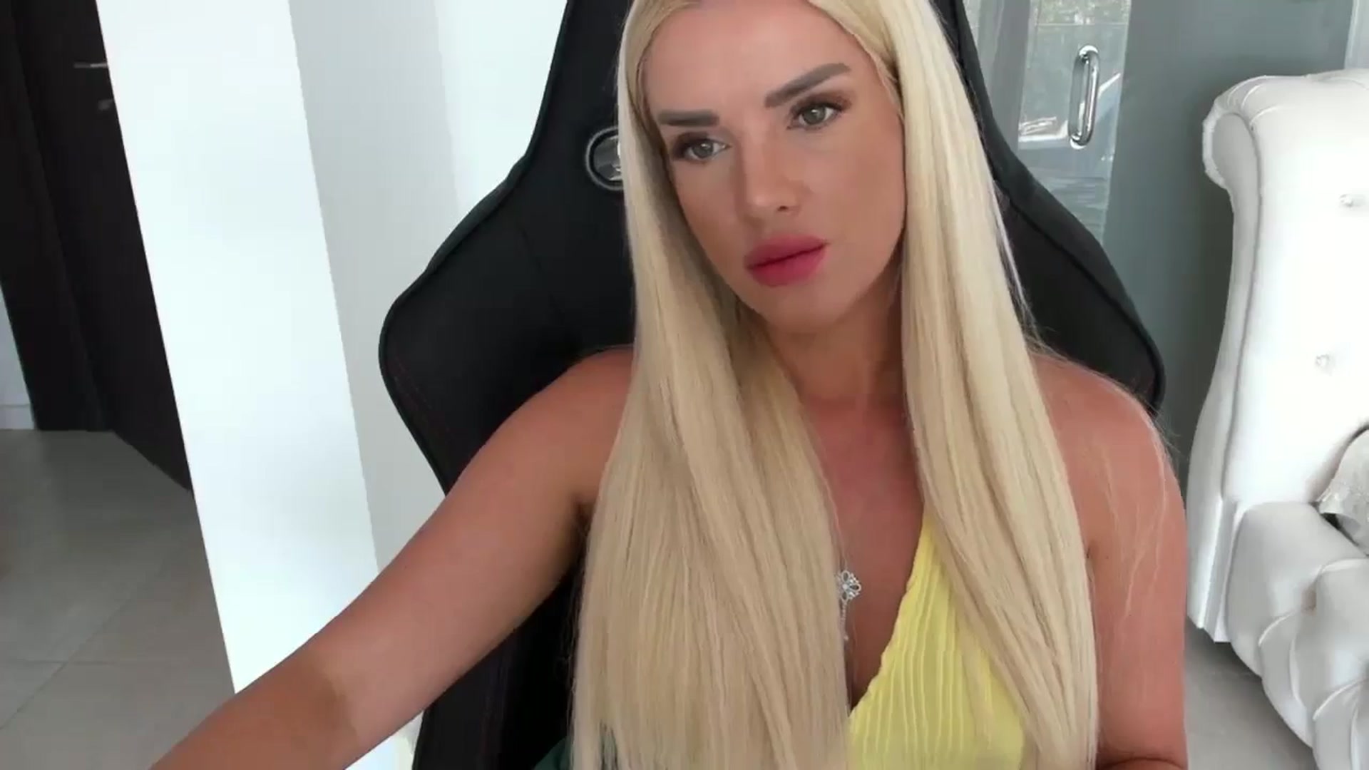 Gallery image thumbnail from Allesia_'s myfreecams stream on, 08/13/2024, 11:38 image 10 of 20