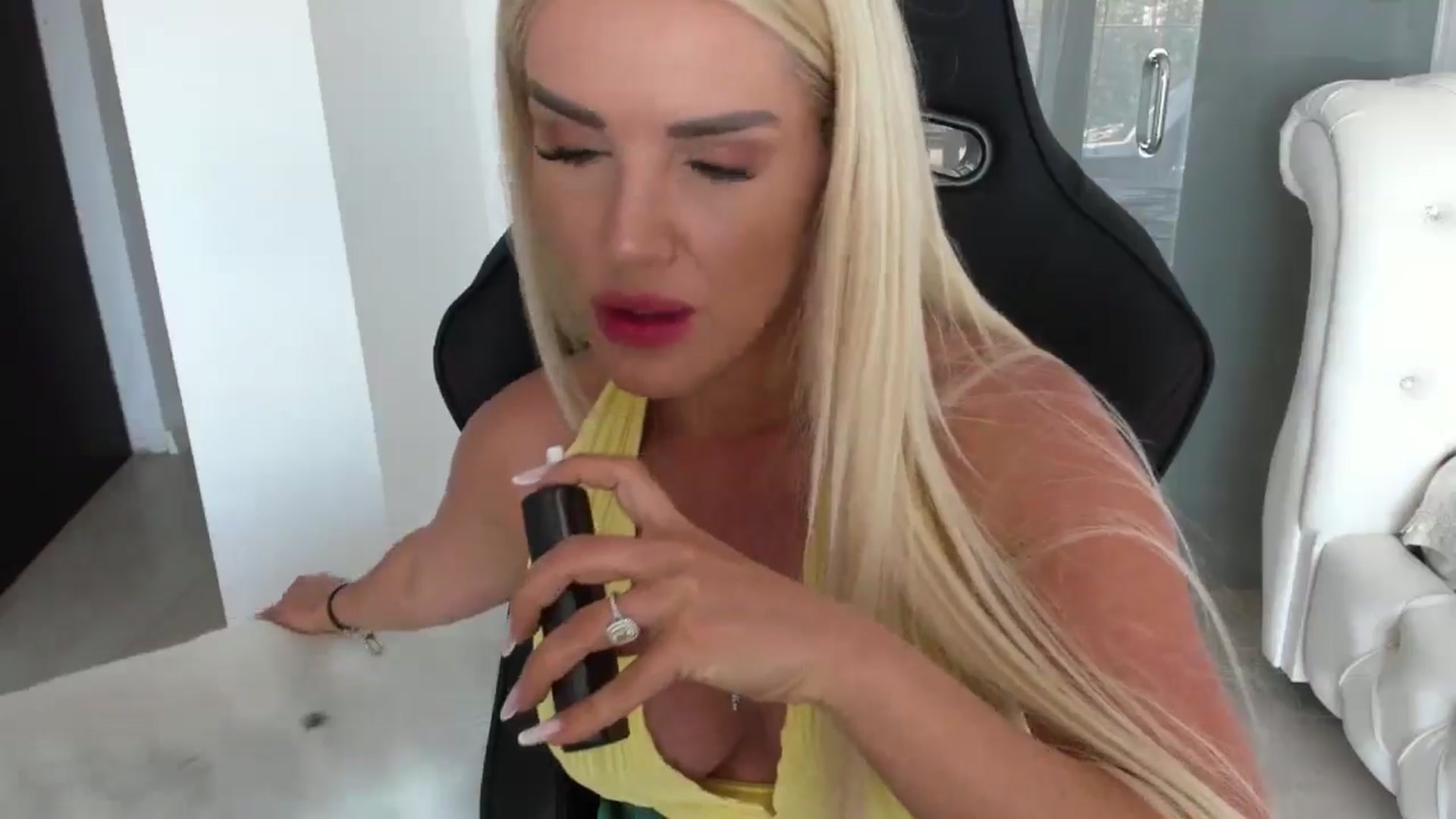Gallery image thumbnail from Allesia_'s myfreecams stream on, 08/13/2024, 11:38 image 17 of 20