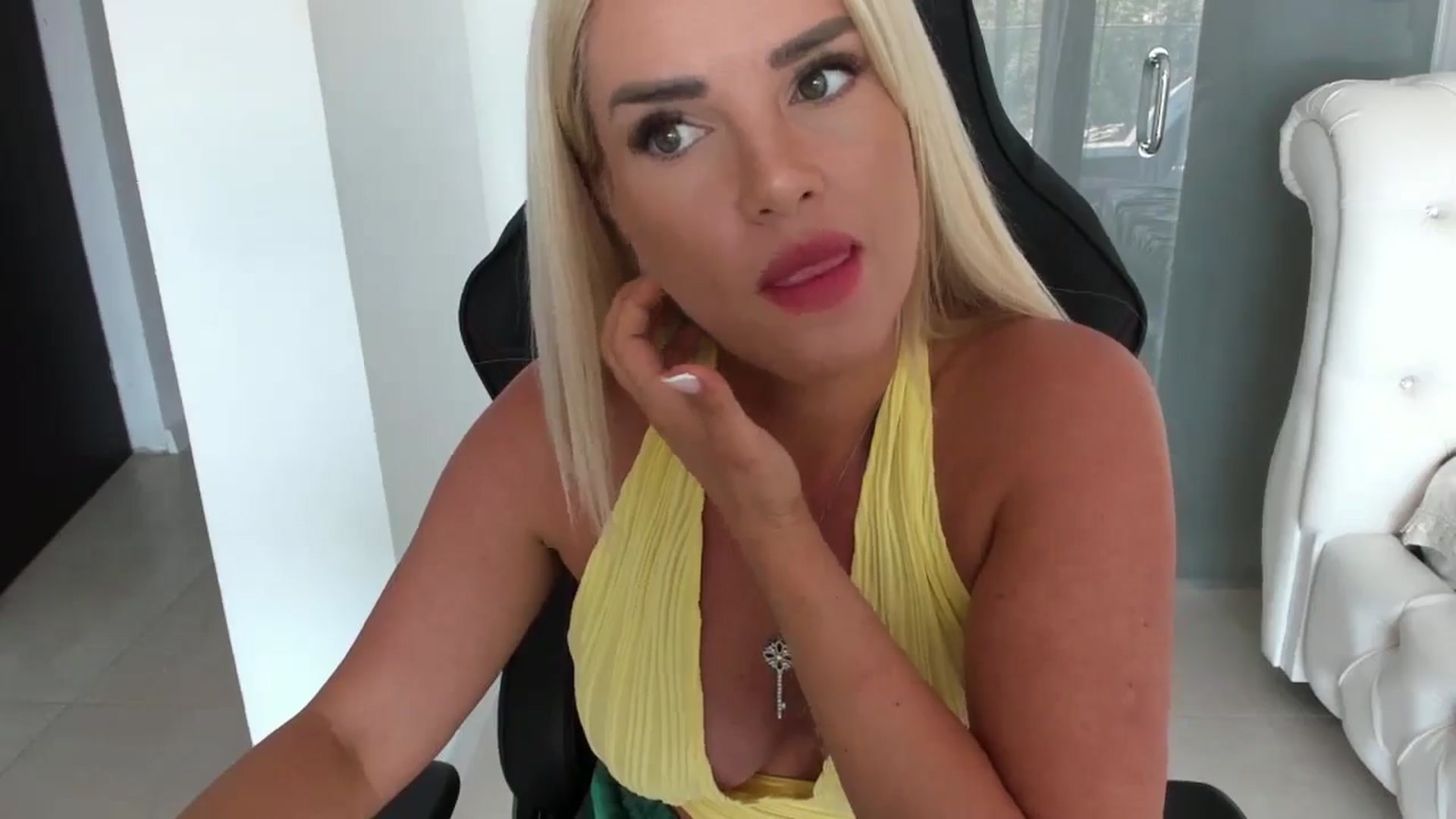 Gallery image thumbnail from Allesia_'s myfreecams stream on, 08/13/2024, 11:38 image 13 of 20