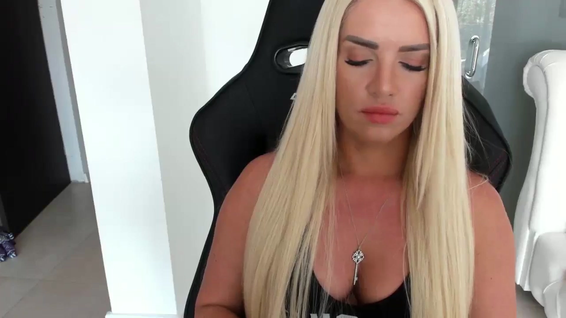Gallery image thumbnail from Allesia_'s myfreecams stream on, 08/17/2024, 11:06 image 14 of 20