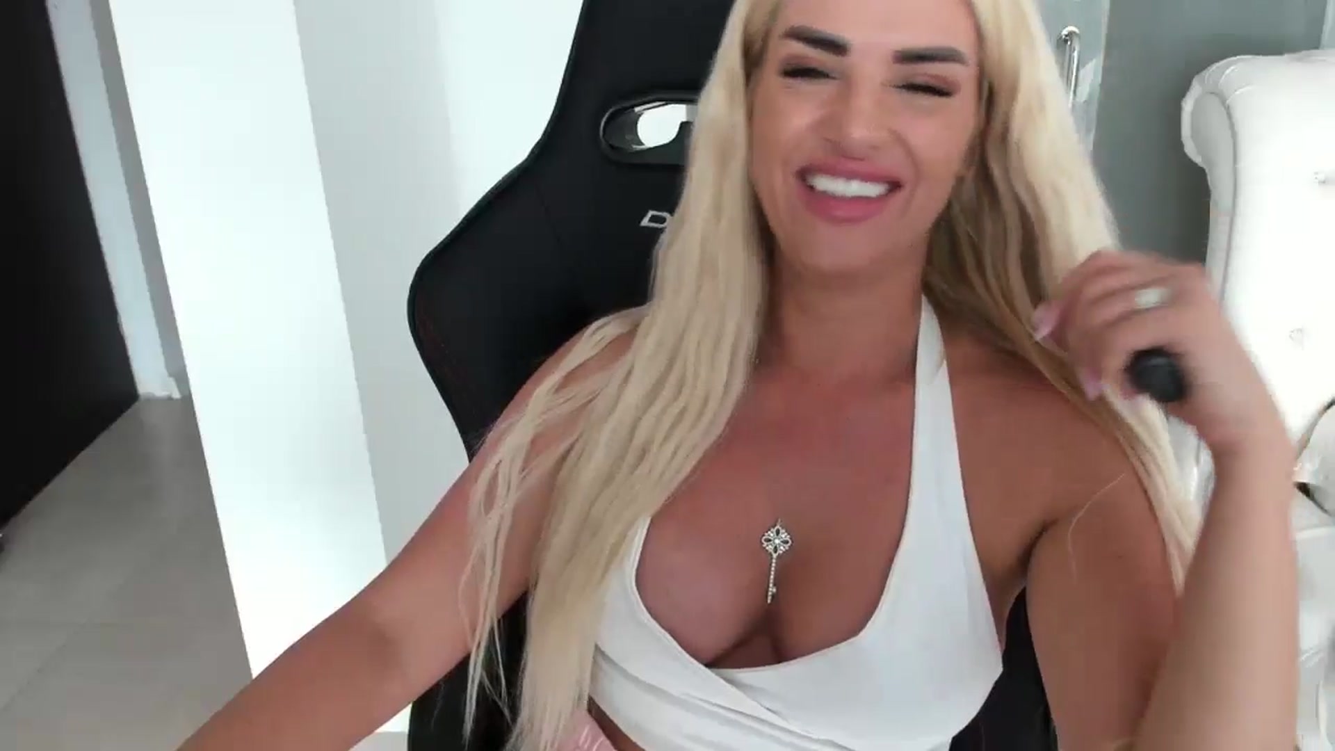 Gallery image thumbnail from Allesia_'s myfreecams stream on, 08/21/2024, 10:24 image 19 of 20