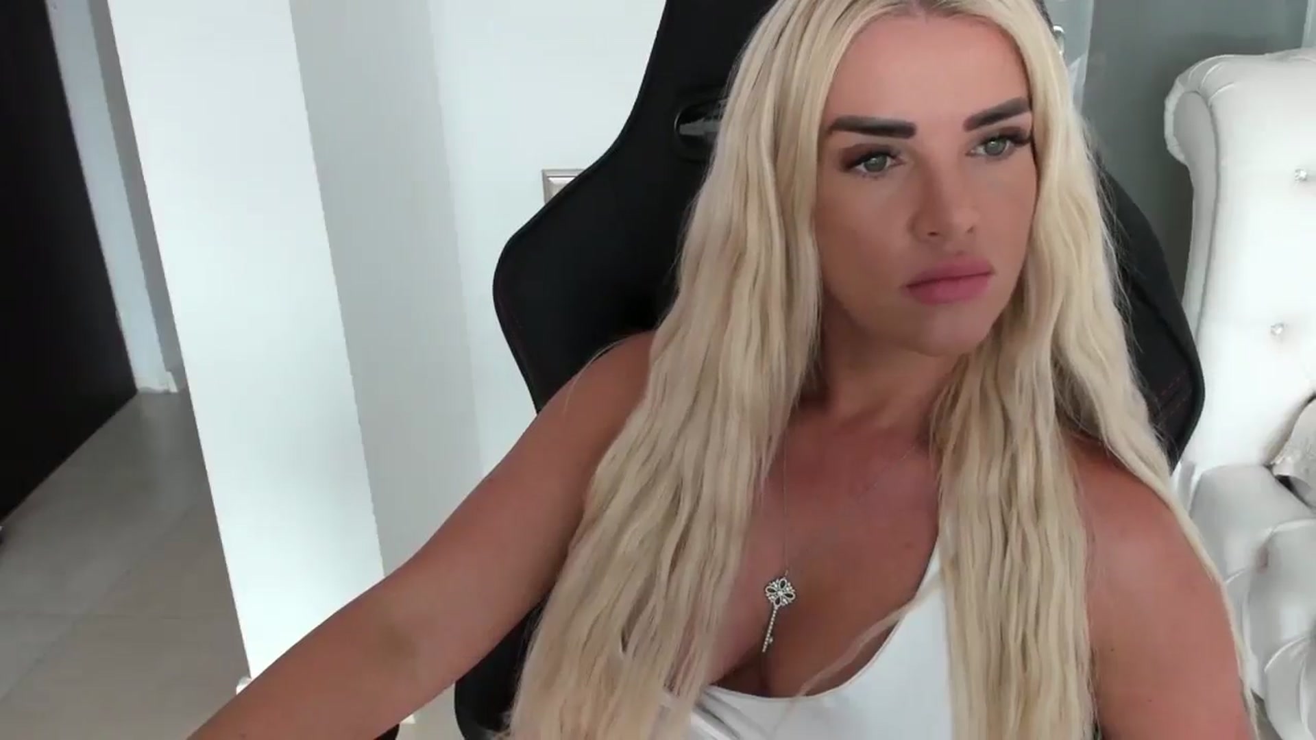 Gallery image thumbnail from Allesia_'s myfreecams stream on, 08/21/2024, 10:24 image 18 of 20