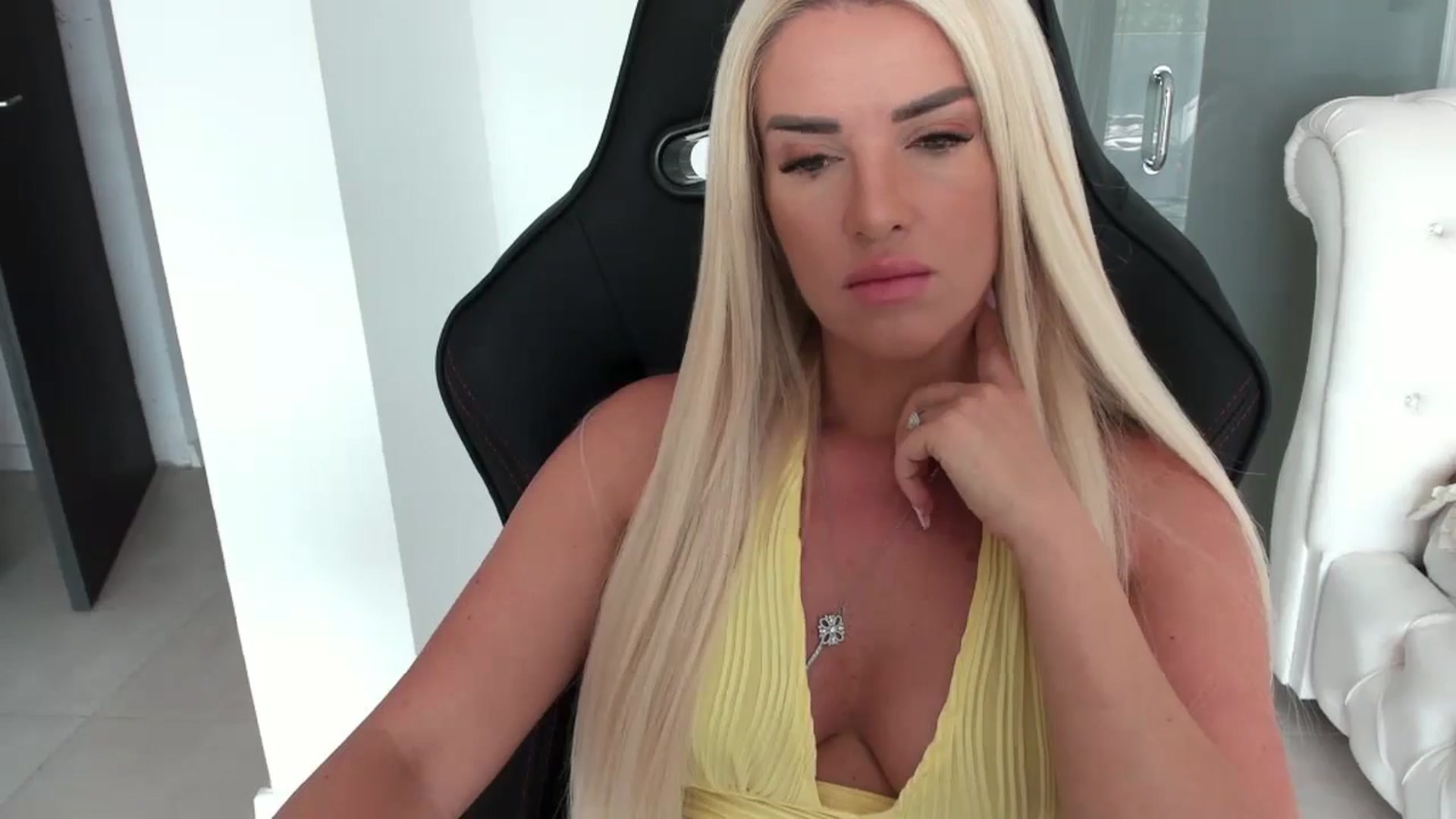Gallery image thumbnail from Allesia_'s myfreecams stream on, 08/27/2024, 08:56 image 2 of 20