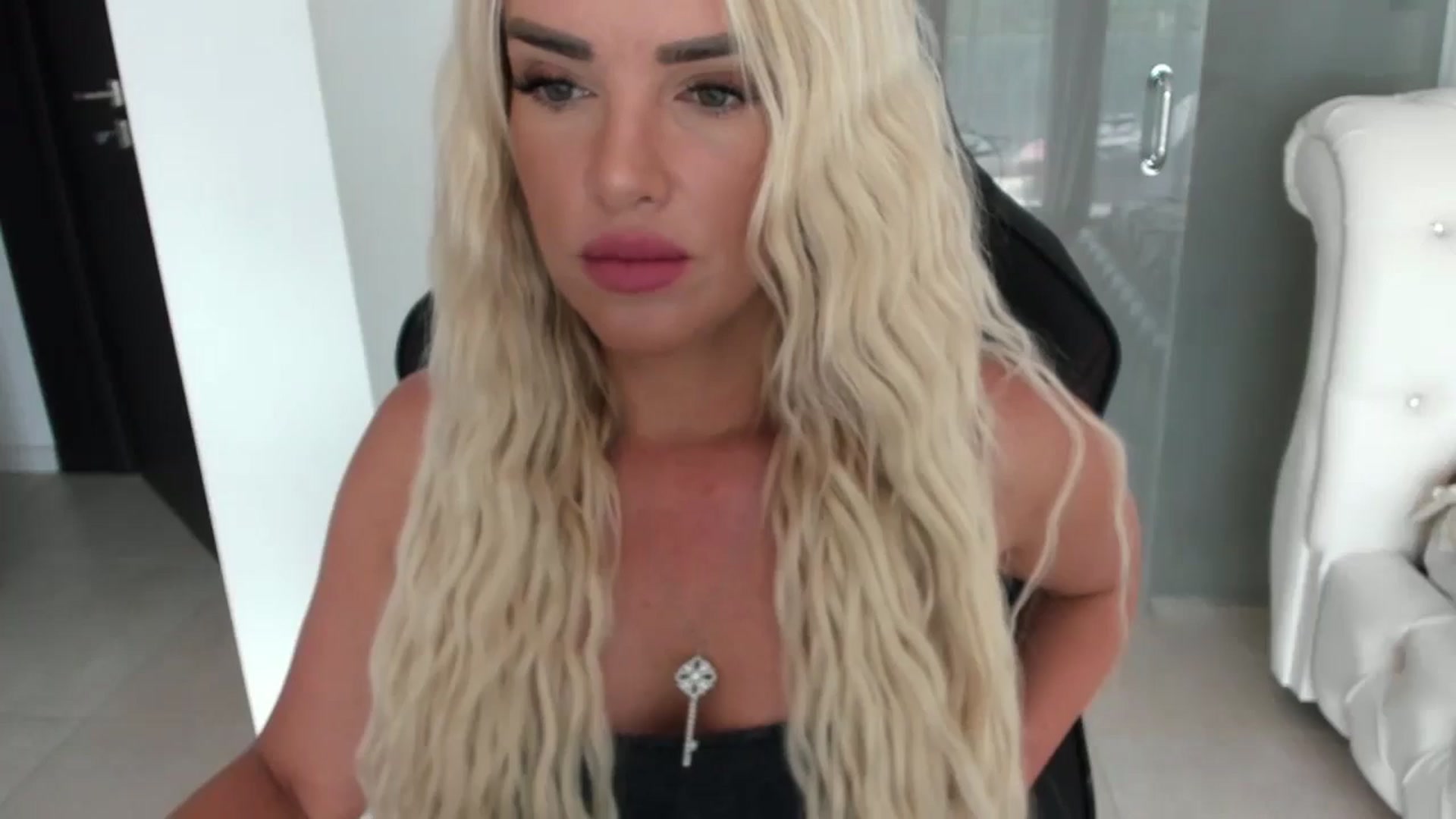 Gallery image thumbnail from Allesia_'s myfreecams stream on, 08/28/2024, 08:13 image 6 of 20
