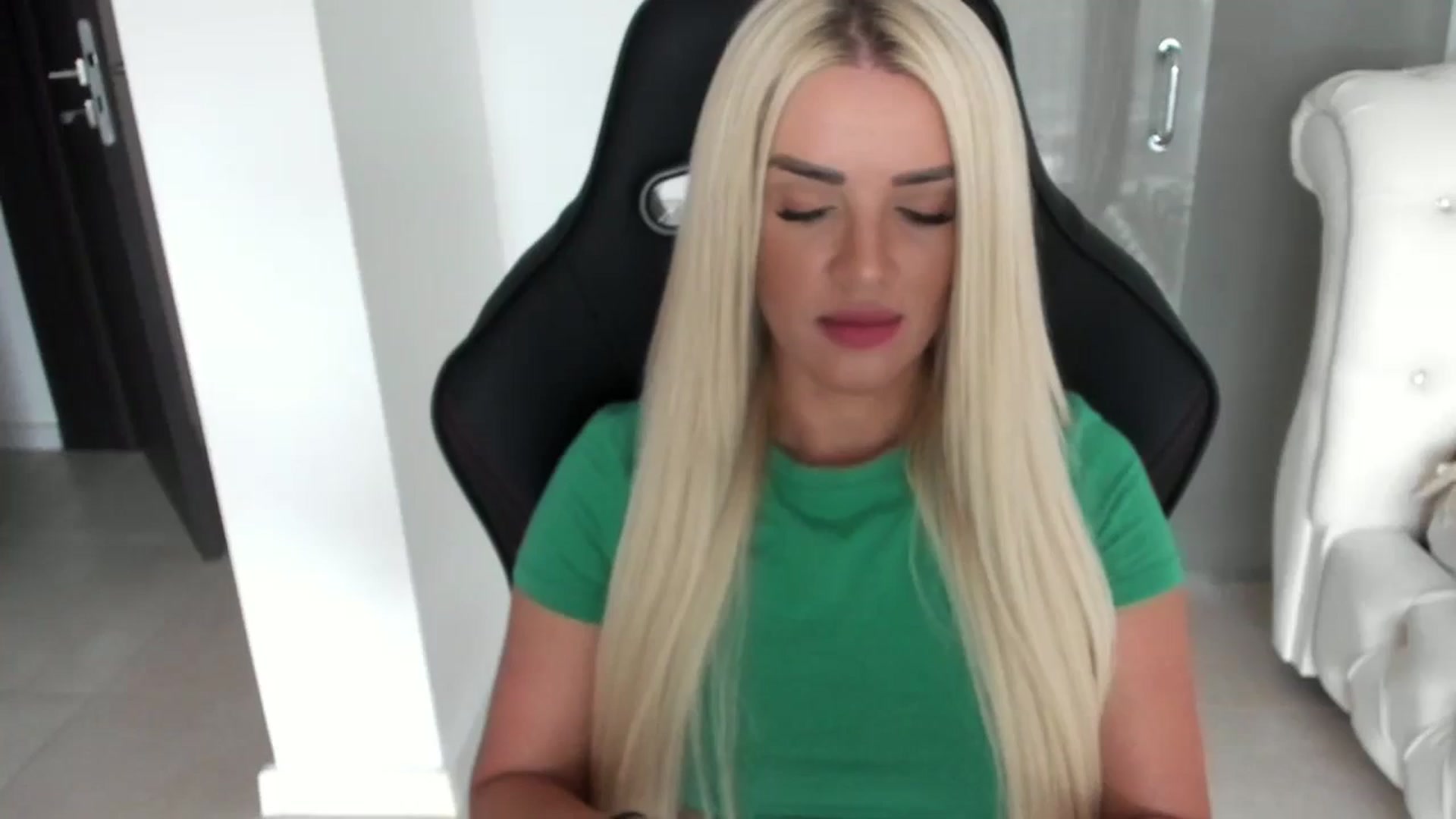 Gallery image thumbnail from Allesia_'s myfreecams stream on, 08/29/2024, 09:15 image 1 of 20