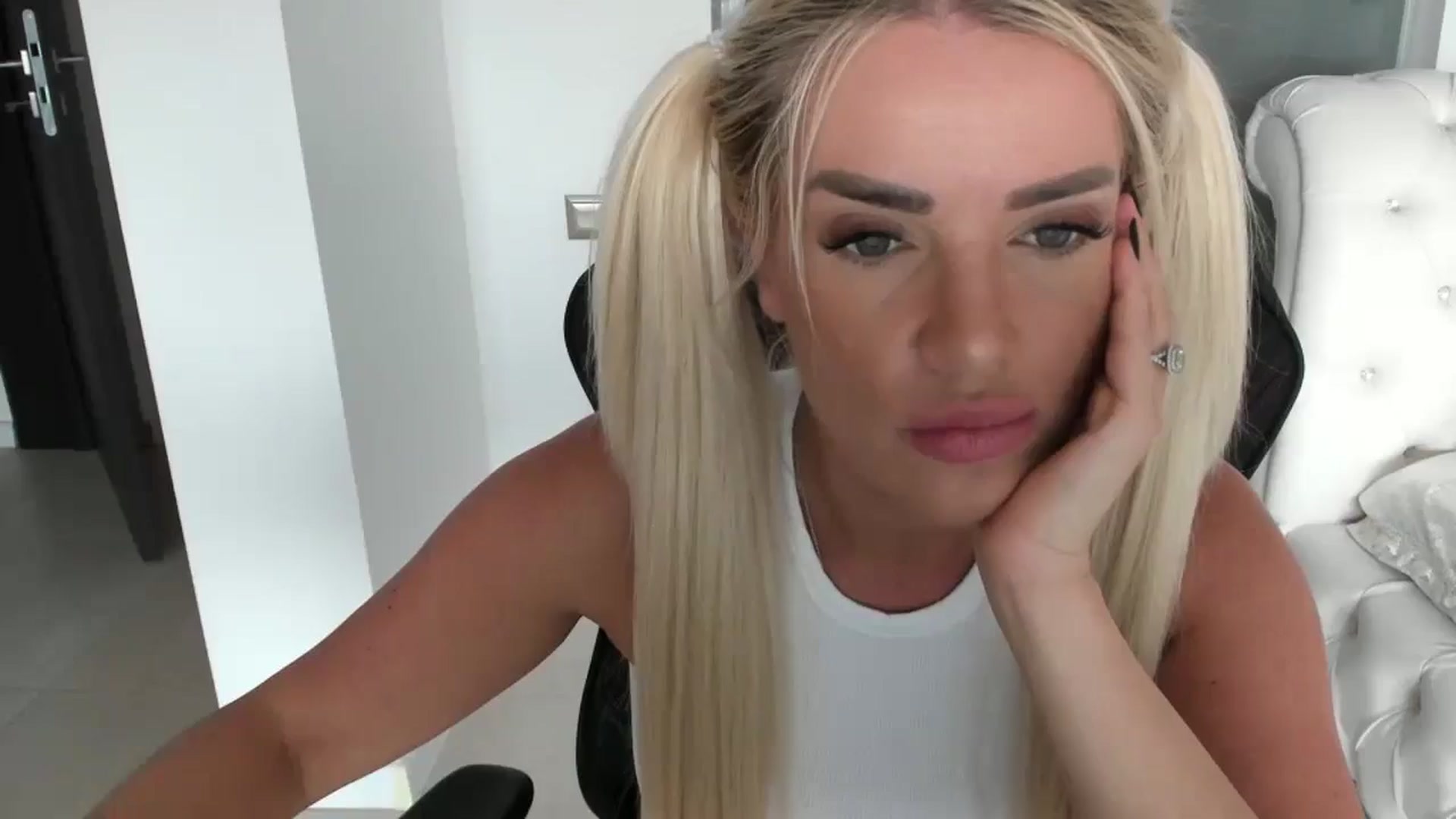 Gallery image thumbnail from Allesia_'s myfreecams stream on, 09/18/2024, 10:45 image 4 of 20