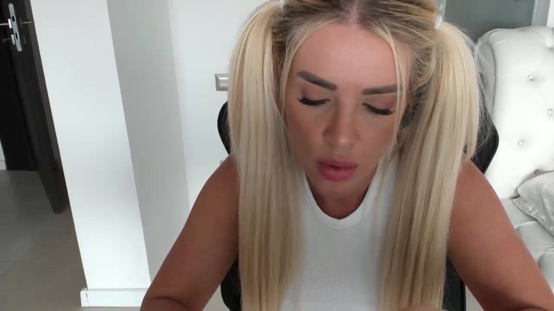 Gallery image thumbnail from Allesia_'s myfreecams stream on, 09/18/2024, 10:45 image 15 of 20