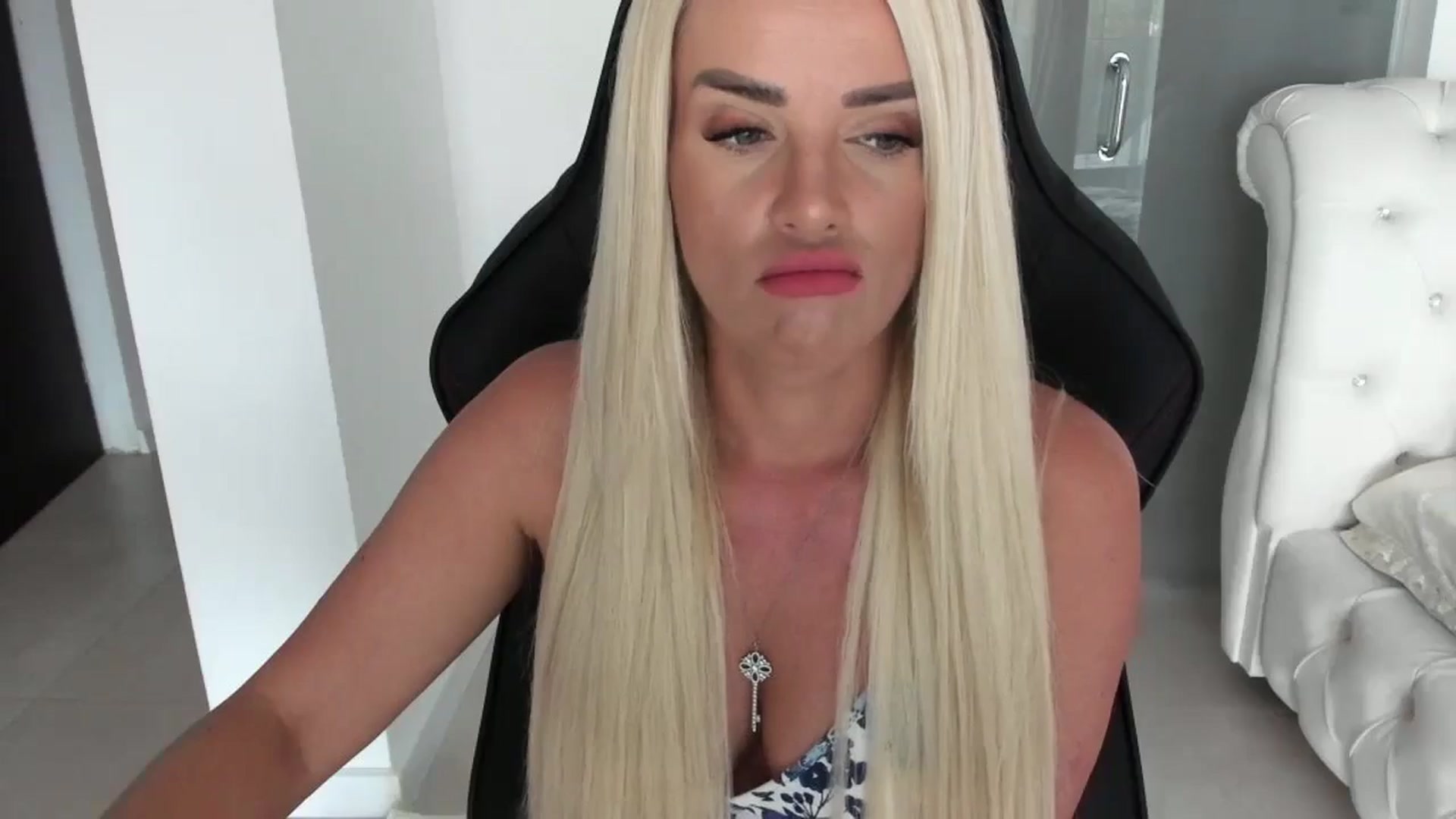 Gallery image thumbnail from Allesia_'s myfreecams stream on, 09/19/2024, 10:37 image 16 of 20