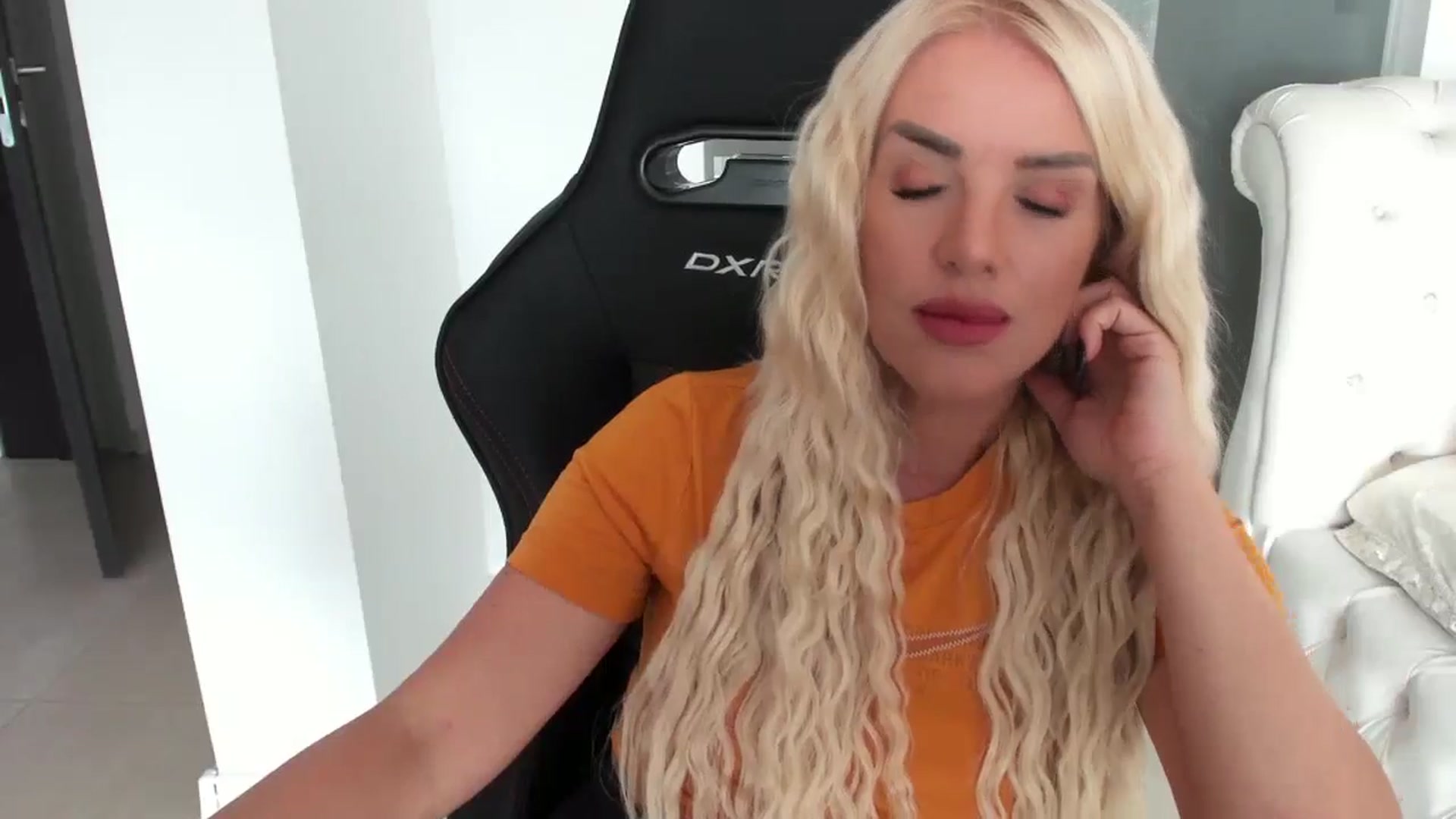 Gallery image thumbnail from Allesia_'s myfreecams stream on, 09/20/2024, 10:36 image 2 of 20