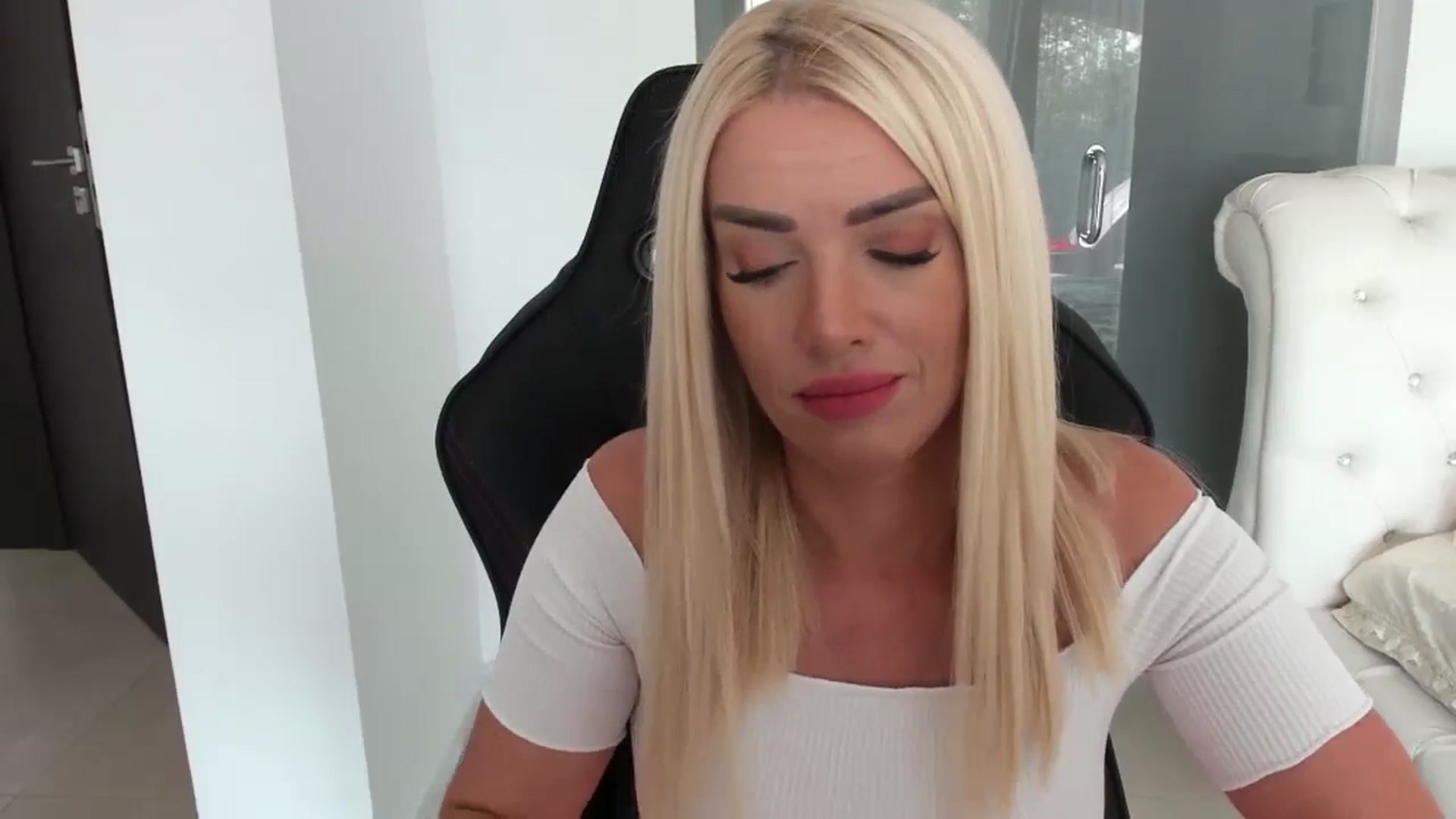 Gallery image thumbnail from Allesia_'s myfreecams stream on, 10/09/2024, 11:28 image 2 of 20