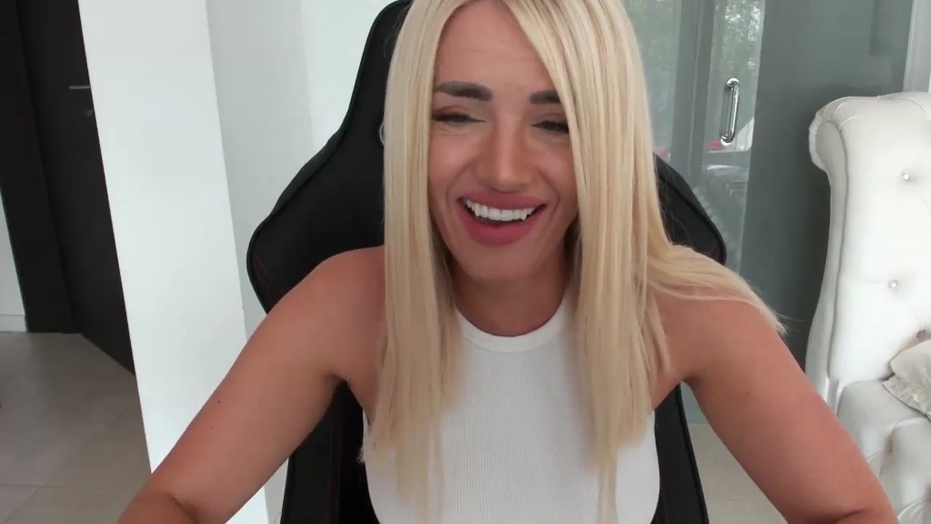 Gallery image thumbnail from Allesia_'s myfreecams stream on, 10/11/2024, 10:15 image 12 of 20