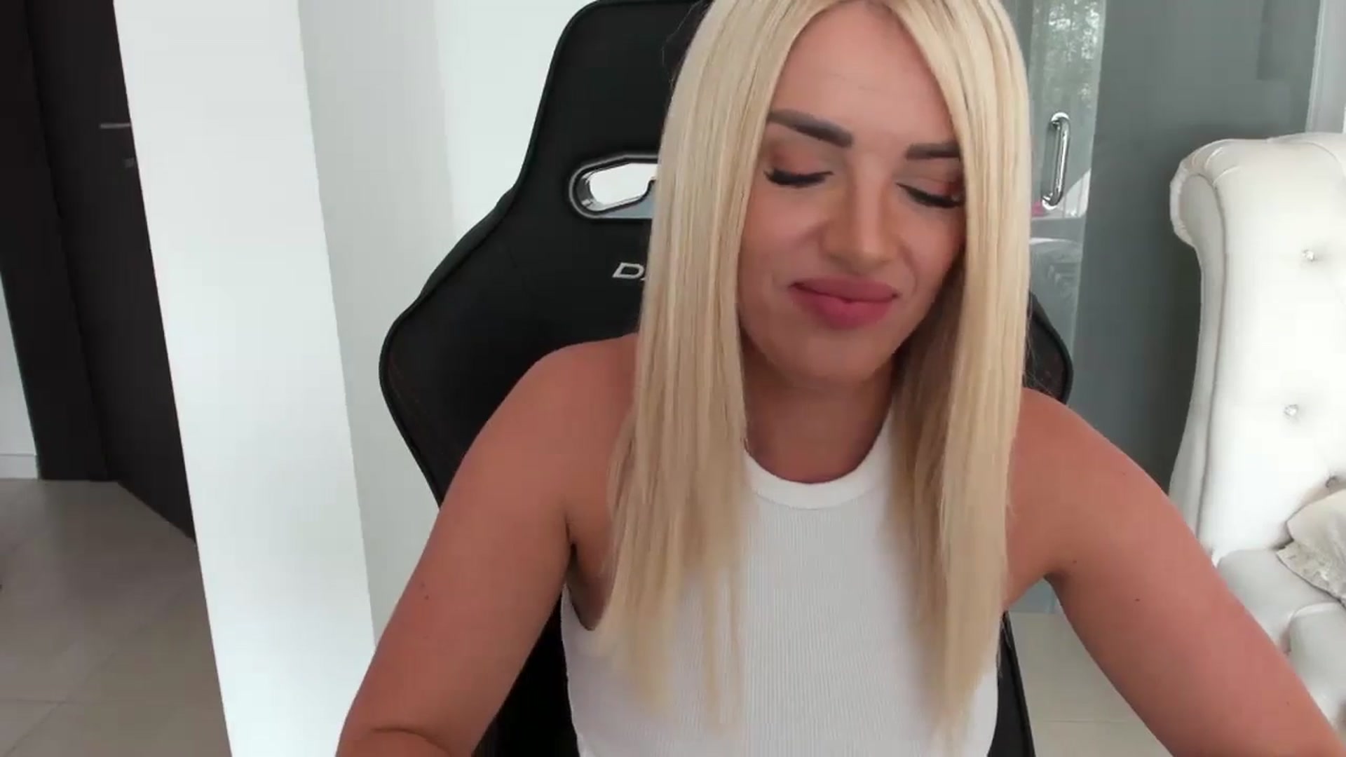 Gallery image thumbnail from Allesia_'s myfreecams stream on, 10/11/2024, 10:15 image 10 of 20