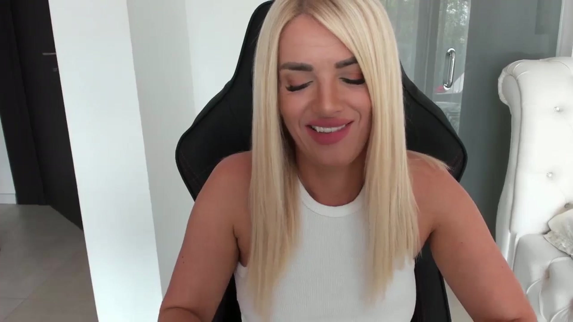 Gallery image thumbnail from Allesia_'s myfreecams stream on, 10/11/2024, 10:15 image 17 of 20