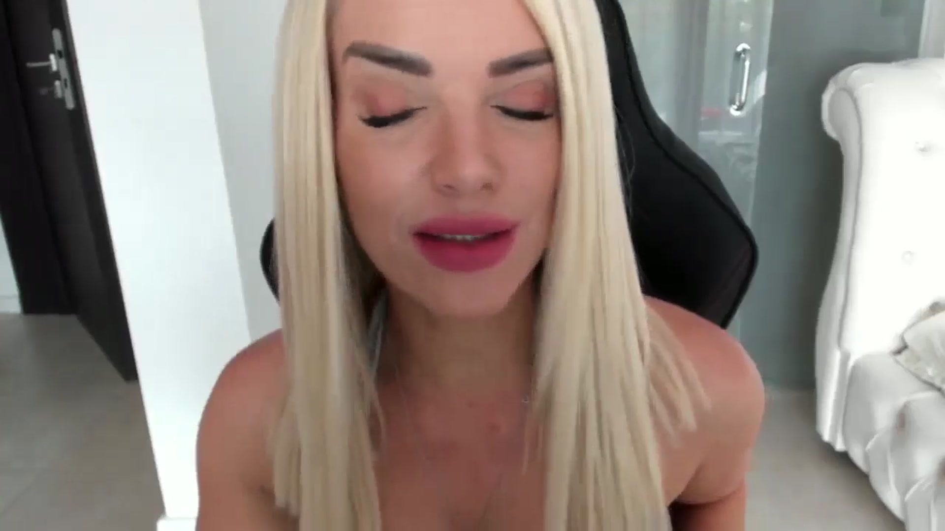 Gallery image thumbnail from Allesia_'s myfreecams stream on, 10/13/2024, 11:14 image 6 of 20