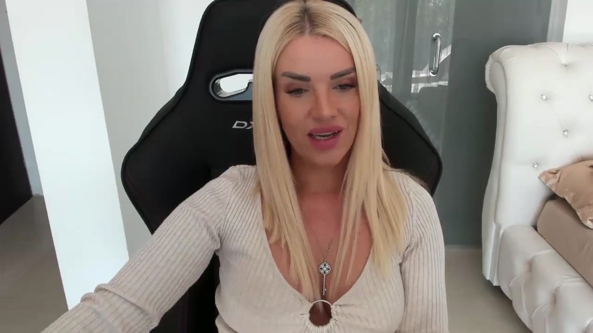 Gallery image thumbnail from Allesia_'s myfreecams stream on, 10/20/2024, 10:29 image 8 of 20