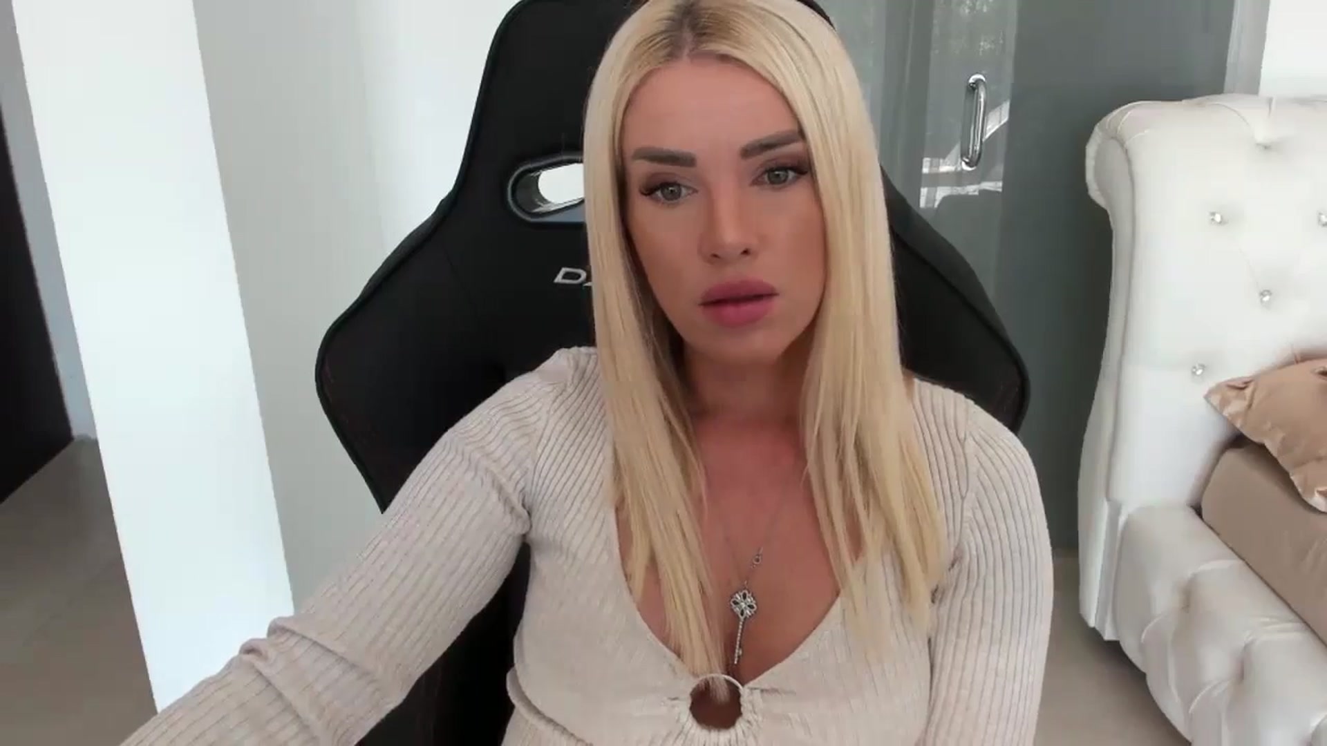 Gallery image thumbnail from Allesia_'s myfreecams stream on, 10/20/2024, 10:29 image 9 of 20