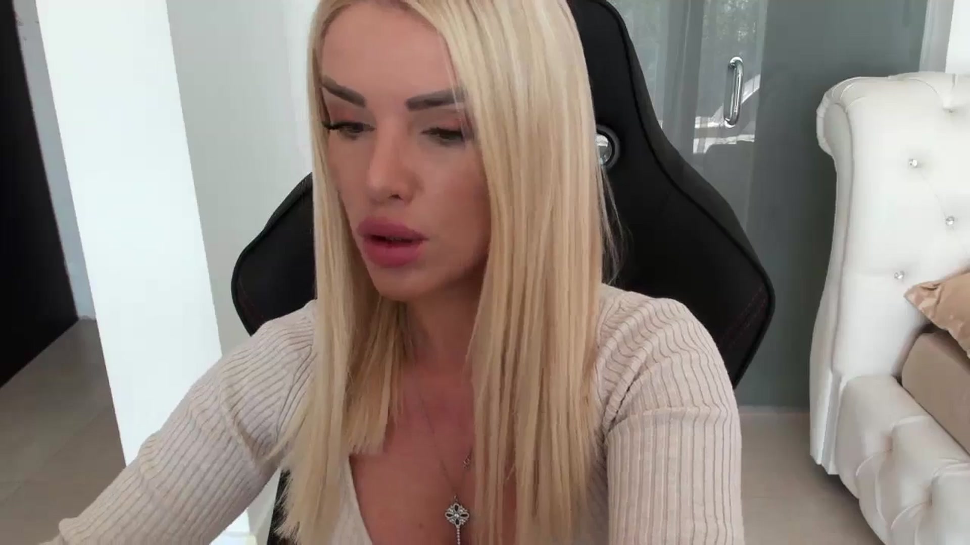 Gallery image thumbnail from Allesia_'s myfreecams stream on, 10/20/2024, 10:29 image 12 of 20