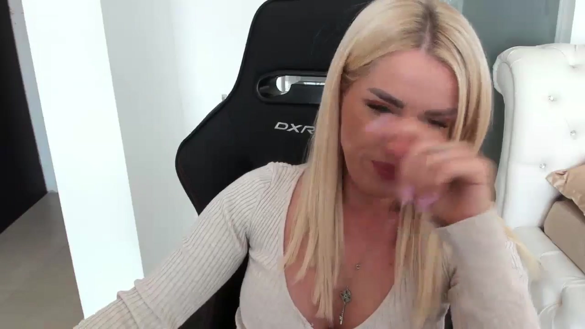 Gallery image thumbnail from Allesia_'s myfreecams stream on, 10/20/2024, 10:29 image 17 of 20