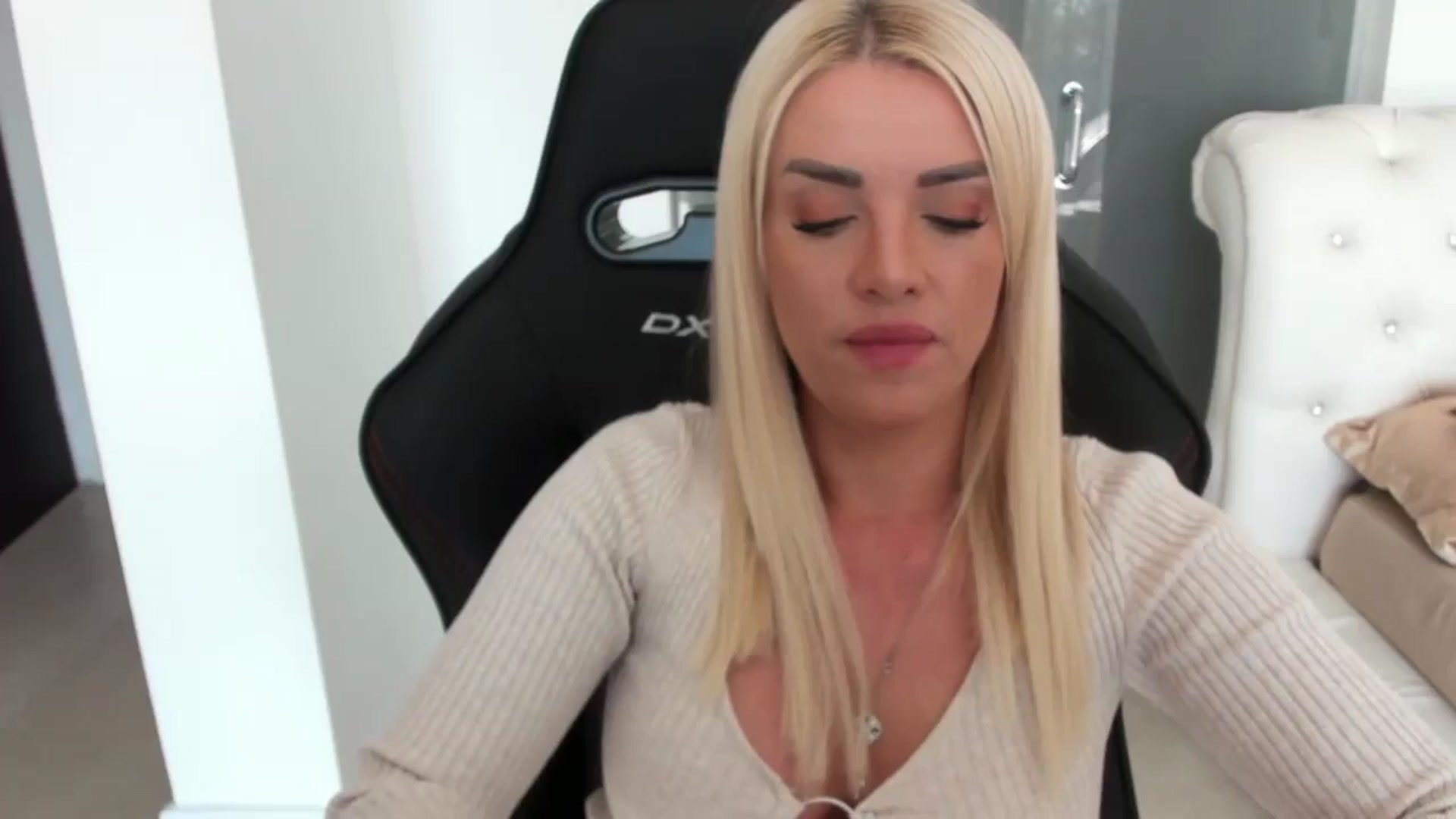 Gallery image thumbnail from Allesia_'s myfreecams stream on, 10/20/2024, 10:29 image 3 of 20
