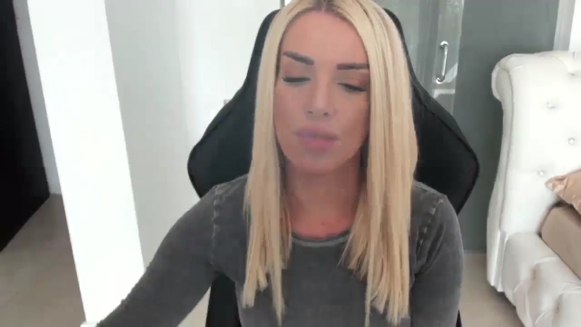 Gallery image thumbnail from Allesia_'s myfreecams stream on, 10/24/2024, 10:40 image 5 of 20