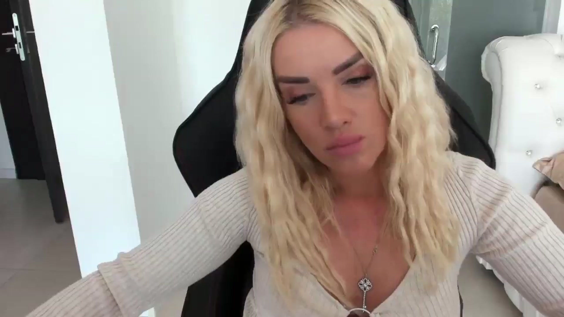Gallery image thumbnail from Allesia_'s myfreecams stream on, 10/27/2024, 11:47 image 11 of 20
