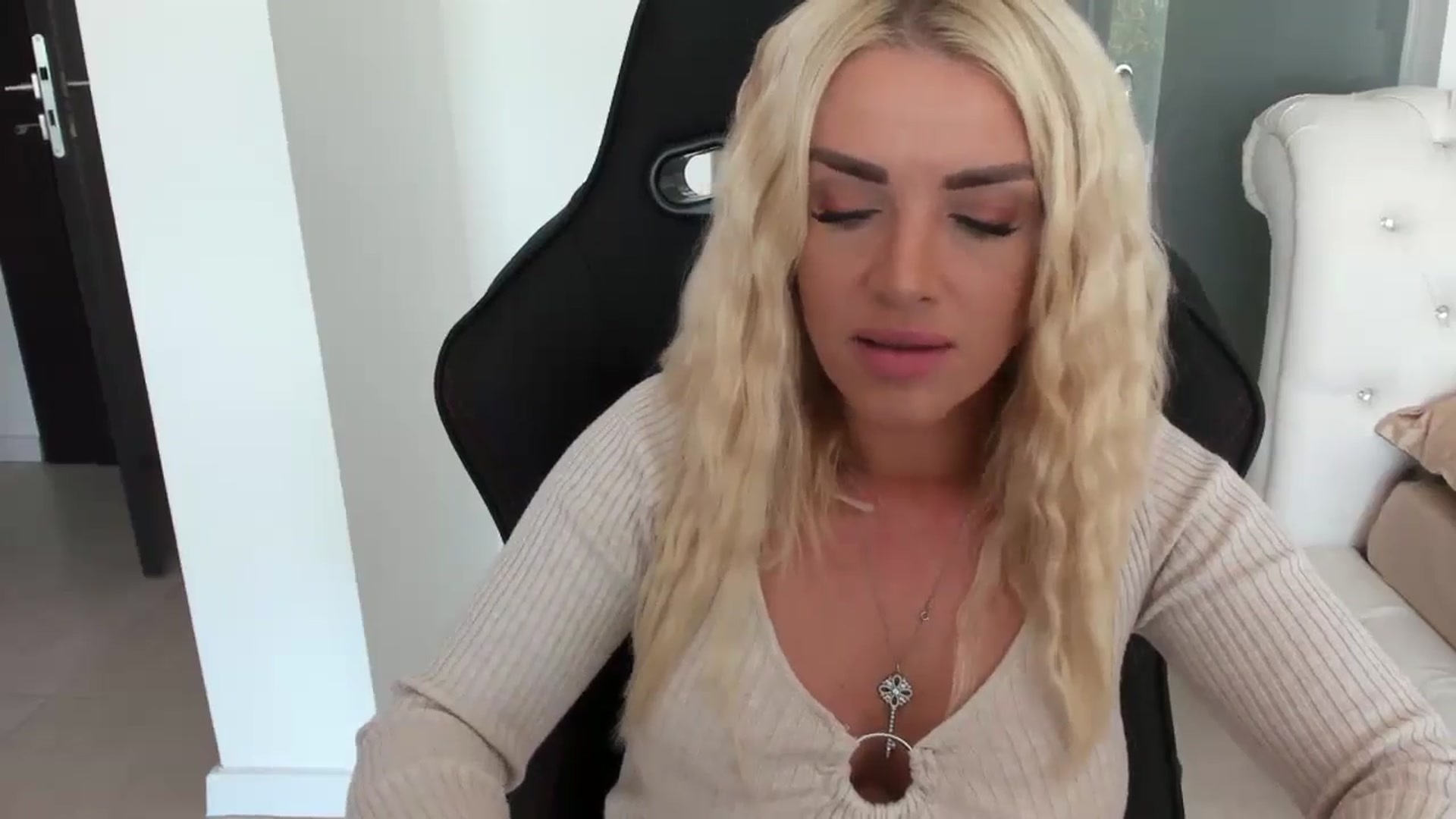 Gallery image thumbnail from Allesia_'s myfreecams stream on, 10/27/2024, 11:47 image 13 of 20