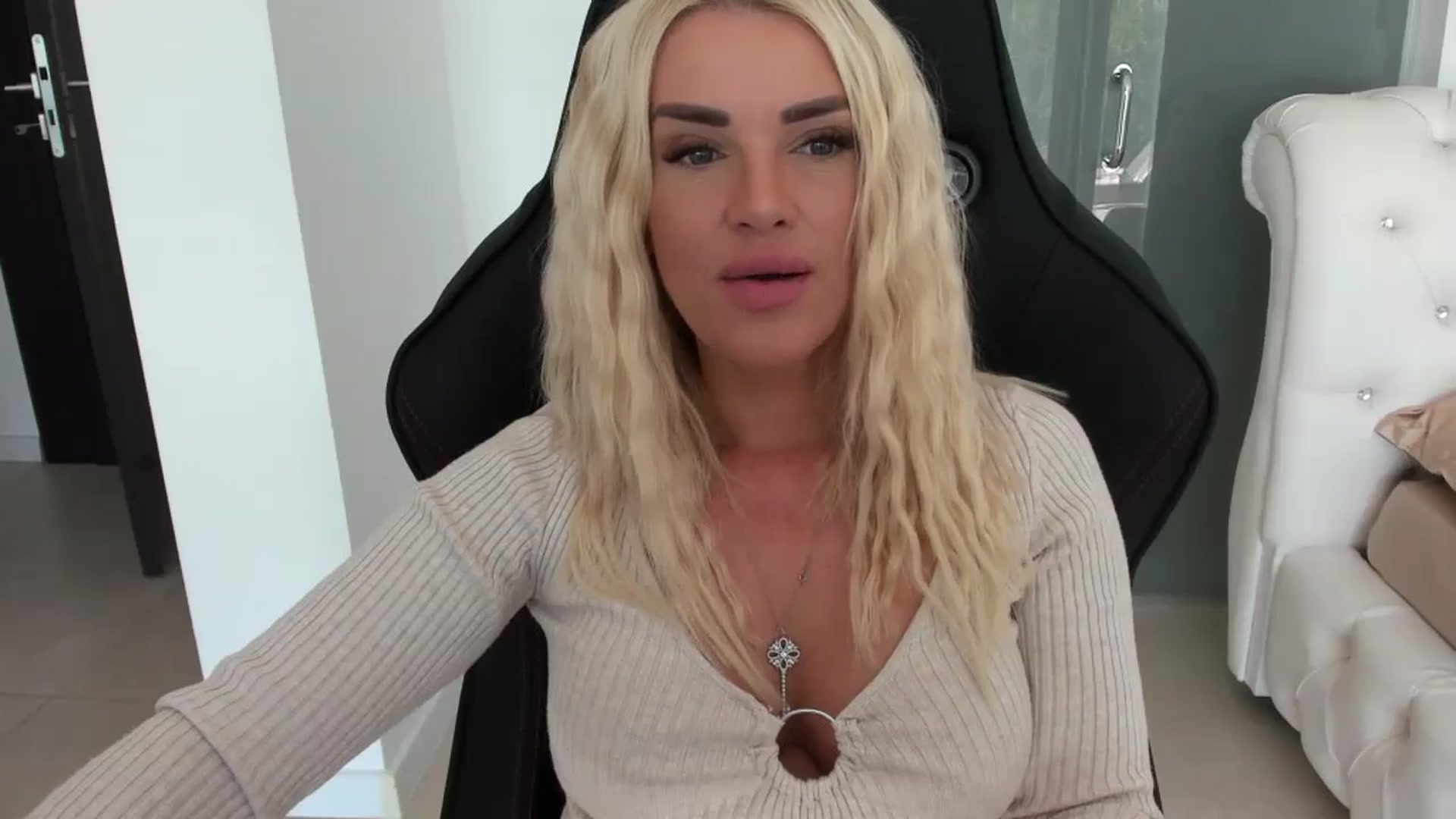 Gallery image thumbnail from Allesia_'s myfreecams stream on, 10/27/2024, 11:47 image 9 of 20