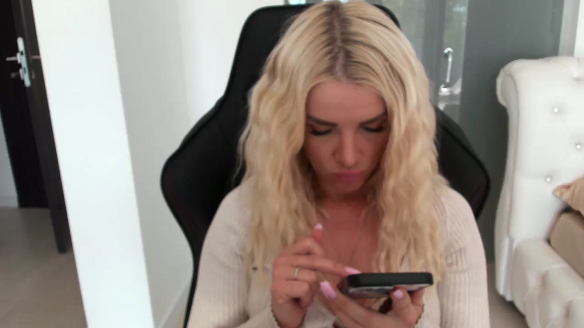 Gallery image thumbnail from Allesia_'s myfreecams stream on, 10/27/2024, 11:47 image 3 of 20