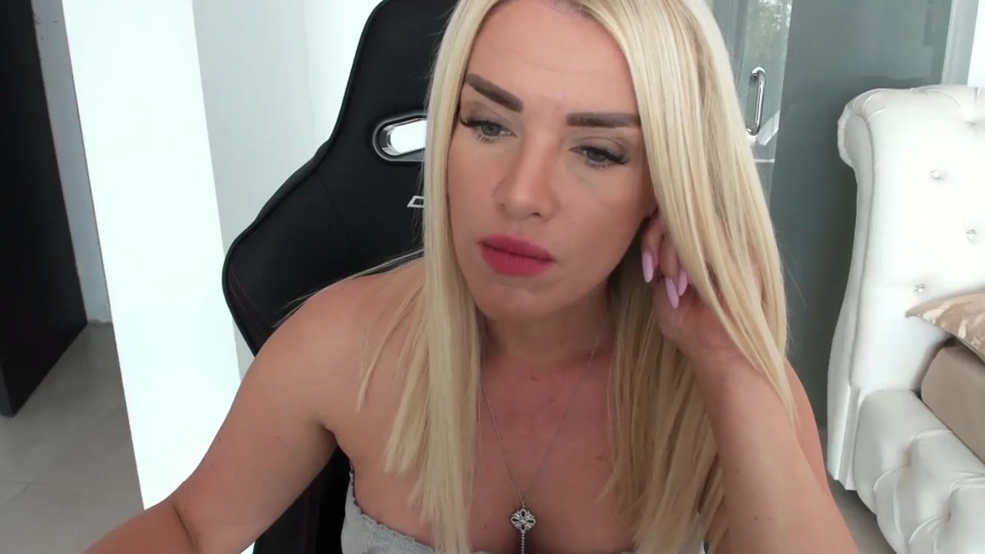 Gallery image thumbnail from Allesia_'s myfreecams stream on, 10/29/2024, 11:34 image 15 of 20
