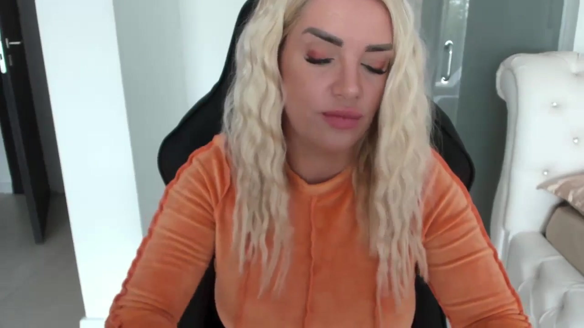 Gallery image thumbnail from Allesia_'s myfreecams stream on, 10/30/2024, 10:39 image 18 of 20