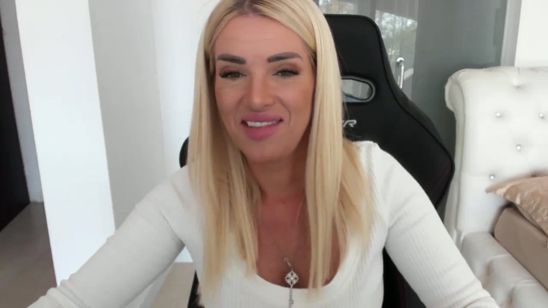 Gallery image thumbnail from Allesia_'s myfreecams stream on, 11/01/2024, 11:19 image 15 of 20