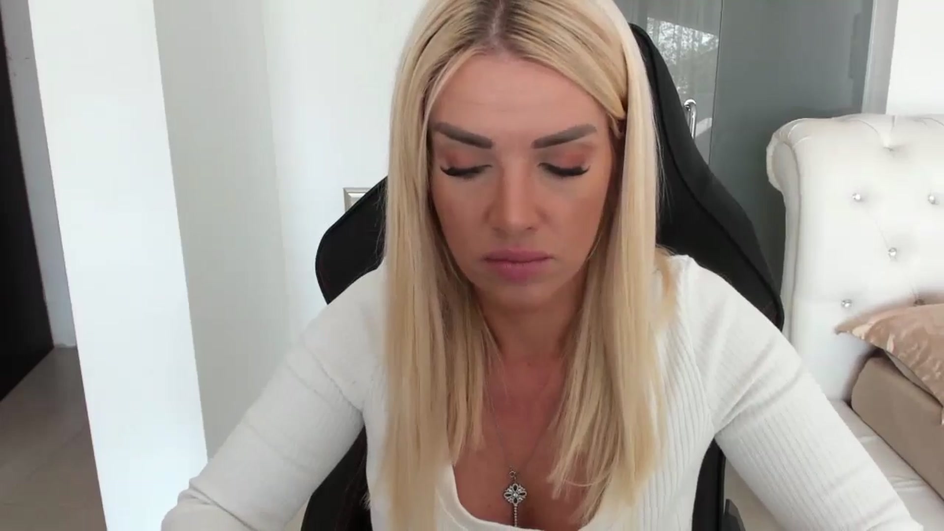 Gallery image thumbnail from Allesia_'s myfreecams stream on, 11/01/2024, 11:19 image 11 of 20