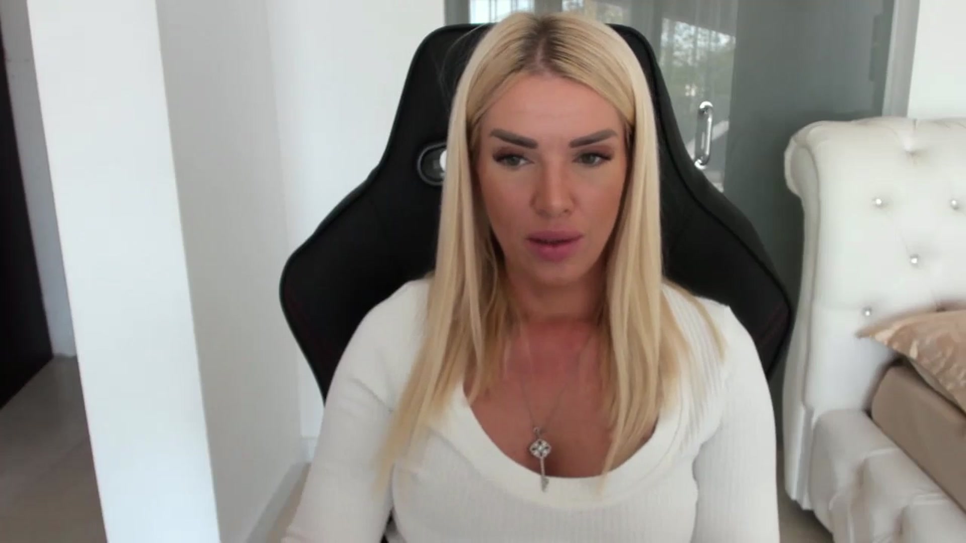 Gallery image thumbnail from Allesia_'s myfreecams stream on, 11/01/2024, 11:19 image 17 of 20