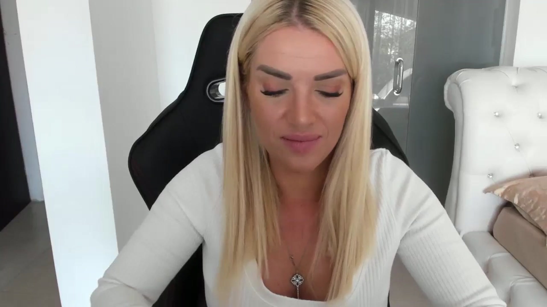Gallery image thumbnail from Allesia_'s myfreecams stream on, 11/01/2024, 11:51 image 3 of 20