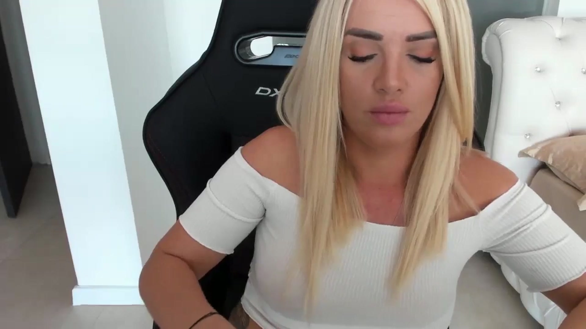 Gallery image thumbnail from Allesia_'s myfreecams stream on, 11/02/2024, 12:40 image 8 of 20