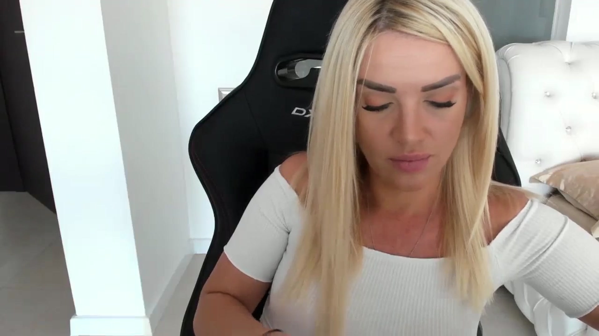 Gallery image thumbnail from Allesia_'s myfreecams stream on, 11/02/2024, 12:40 image 12 of 20