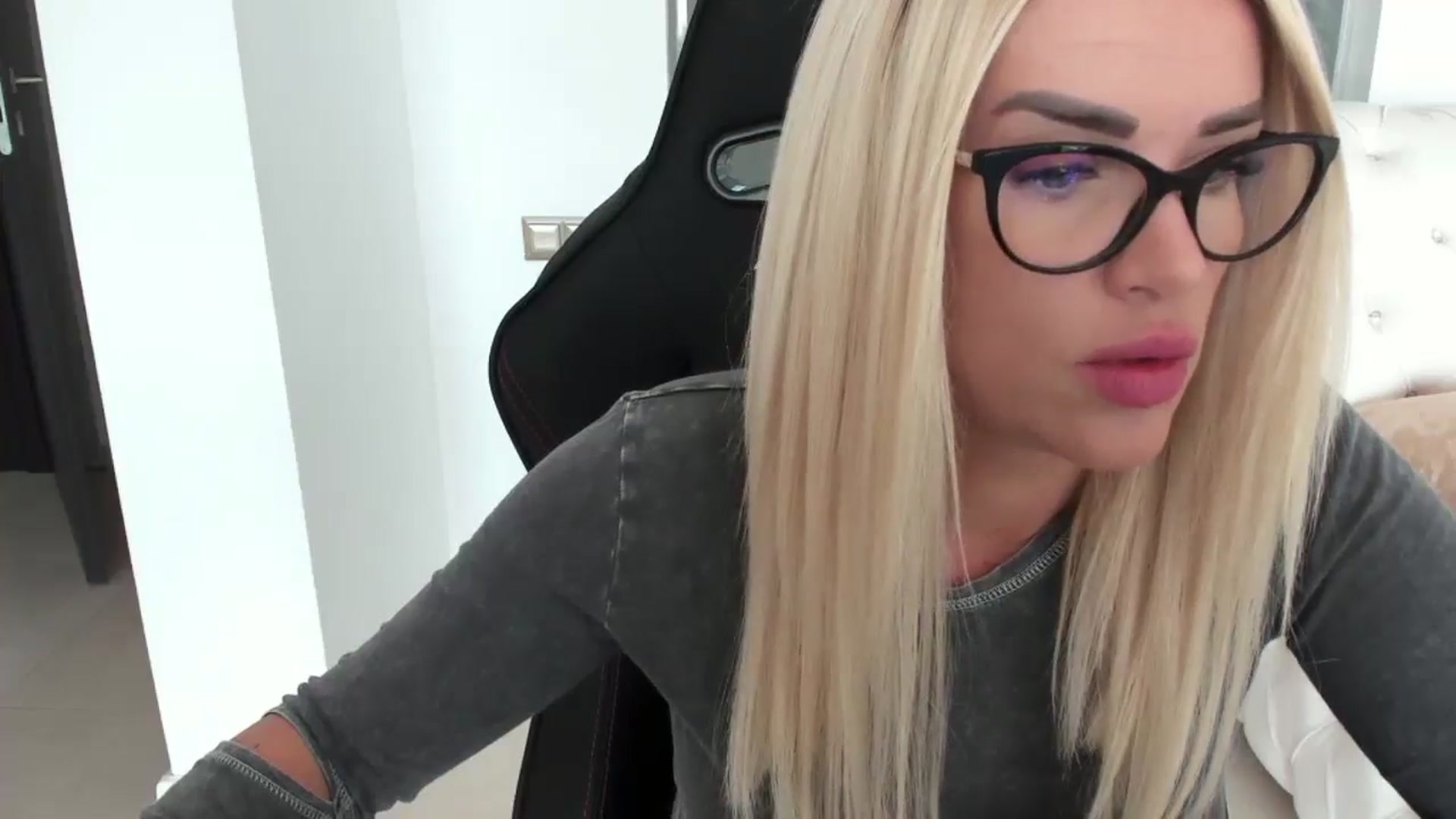 Gallery image thumbnail from Allesia_'s myfreecams stream on, 11/04/2024, 11:27 image 4 of 20