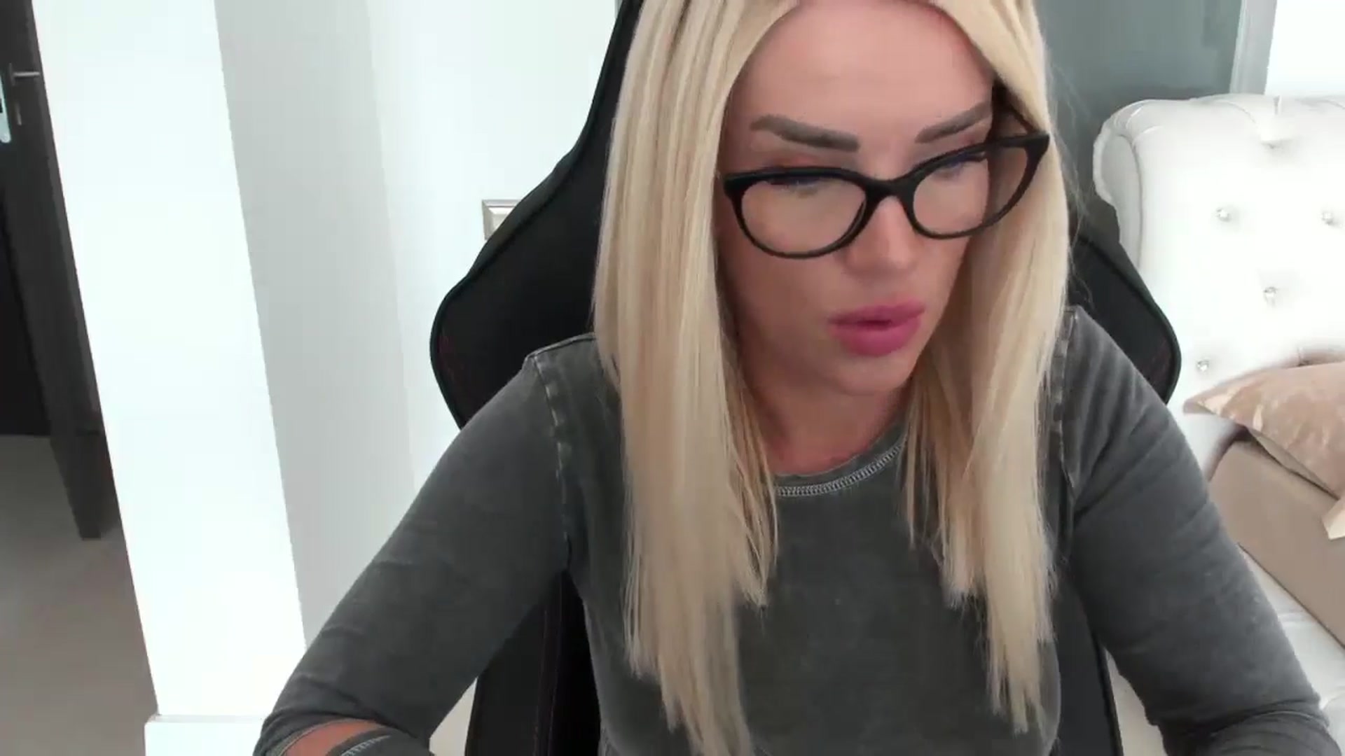Gallery image thumbnail from Allesia_'s myfreecams stream on, 11/04/2024, 11:27 image 6 of 20