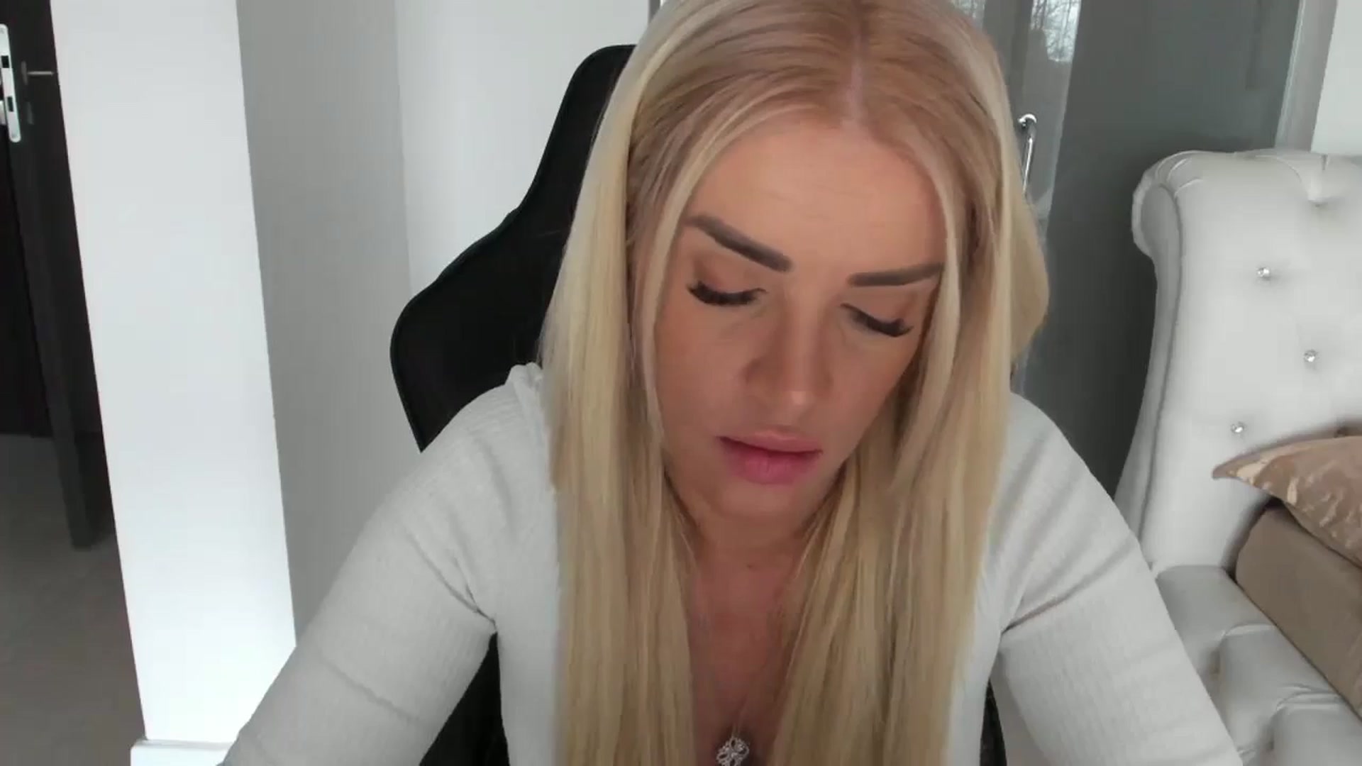 Gallery image thumbnail from Allesia_'s myfreecams stream on, 11/21/2024, 10:45 image 15 of 20