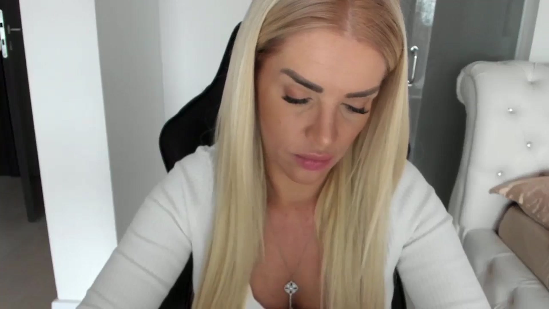 Gallery image thumbnail from Allesia_'s myfreecams stream on, 11/21/2024, 10:45 image 13 of 20