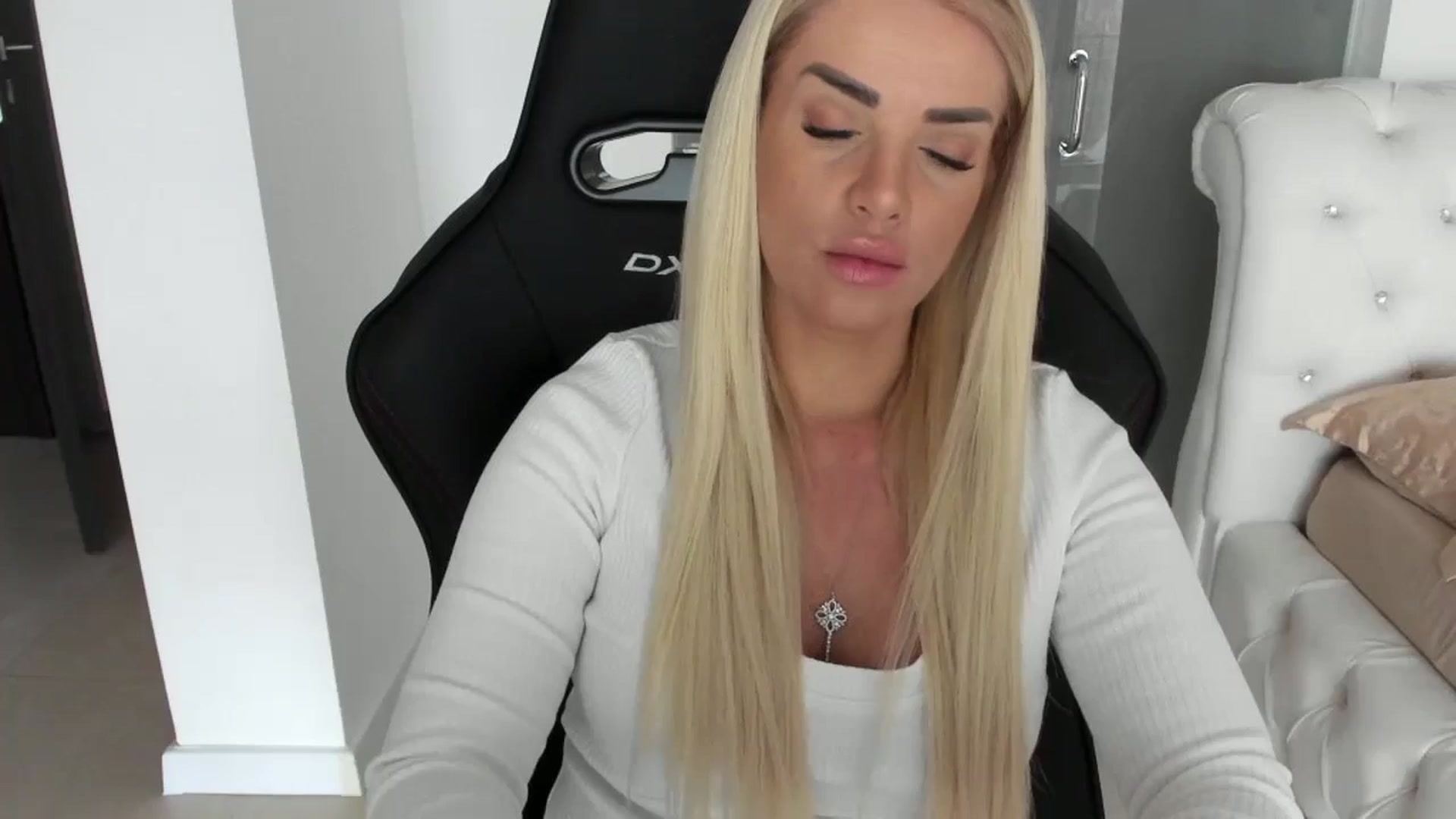 Gallery image thumbnail from Allesia_'s myfreecams stream on, 11/21/2024, 10:45 image 7 of 20