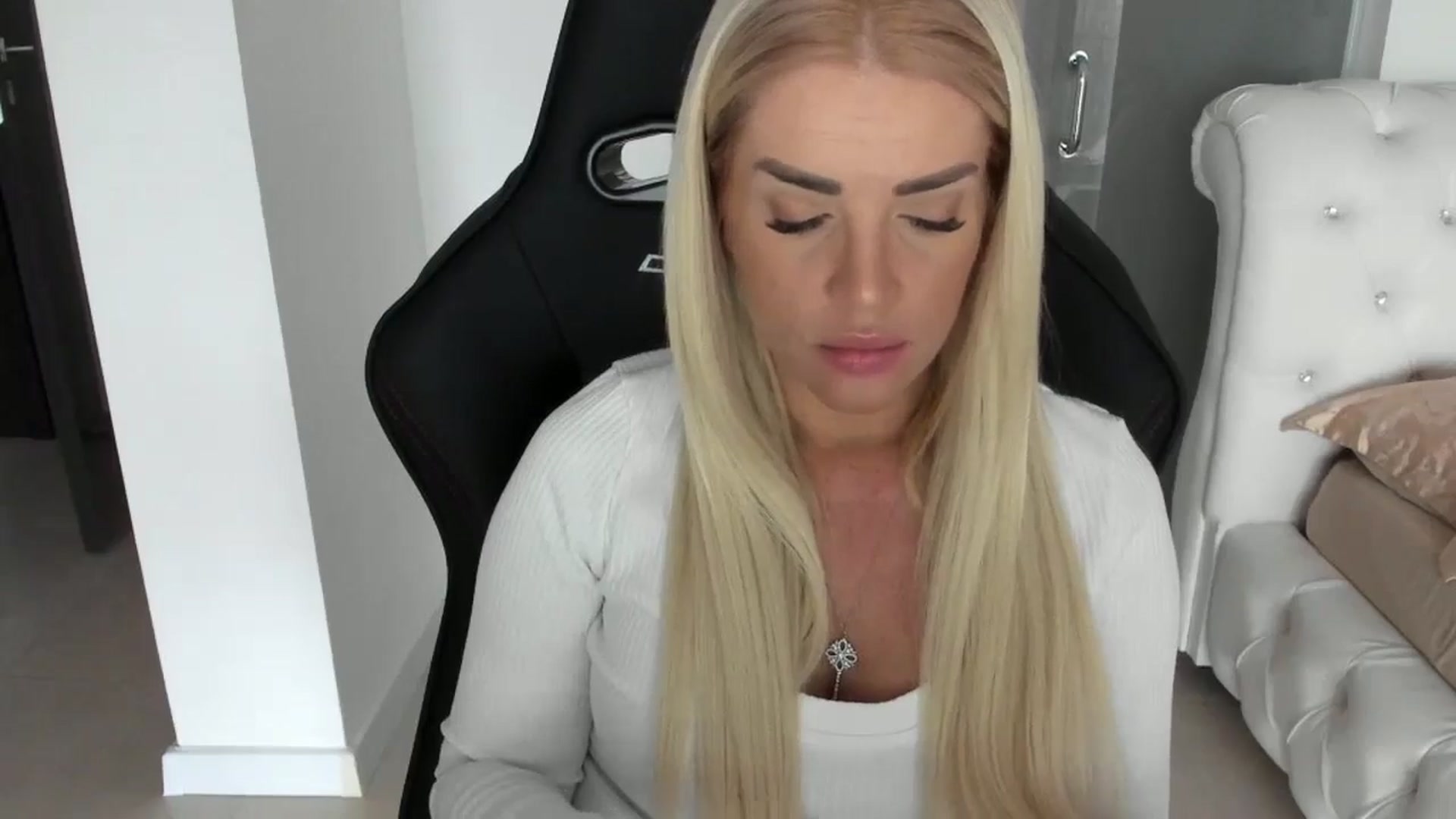 Gallery image thumbnail from Allesia_'s myfreecams stream on, 11/21/2024, 10:45 image 4 of 20