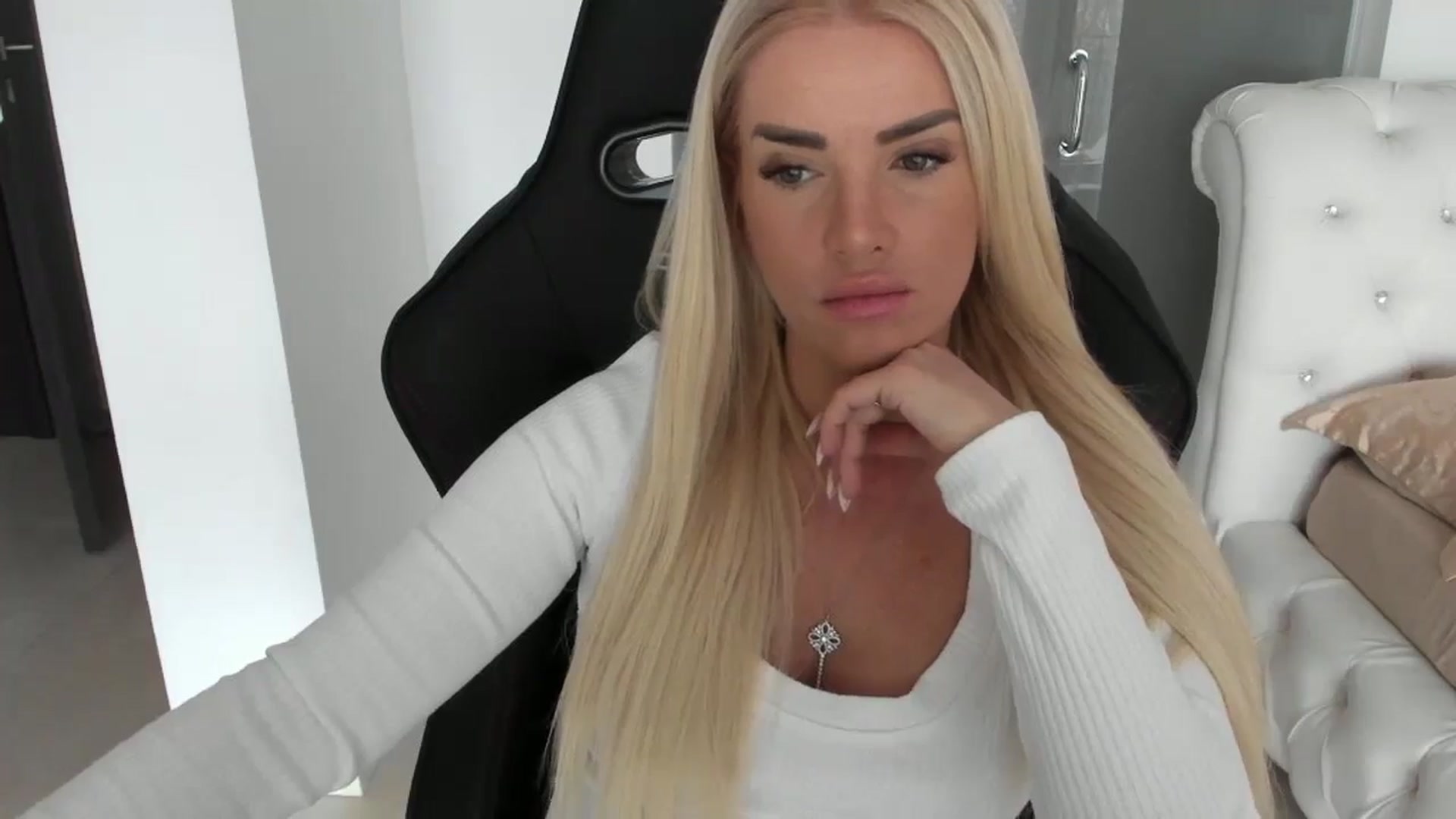Gallery image thumbnail from Allesia_'s myfreecams stream on, 11/21/2024, 10:45 image 9 of 20