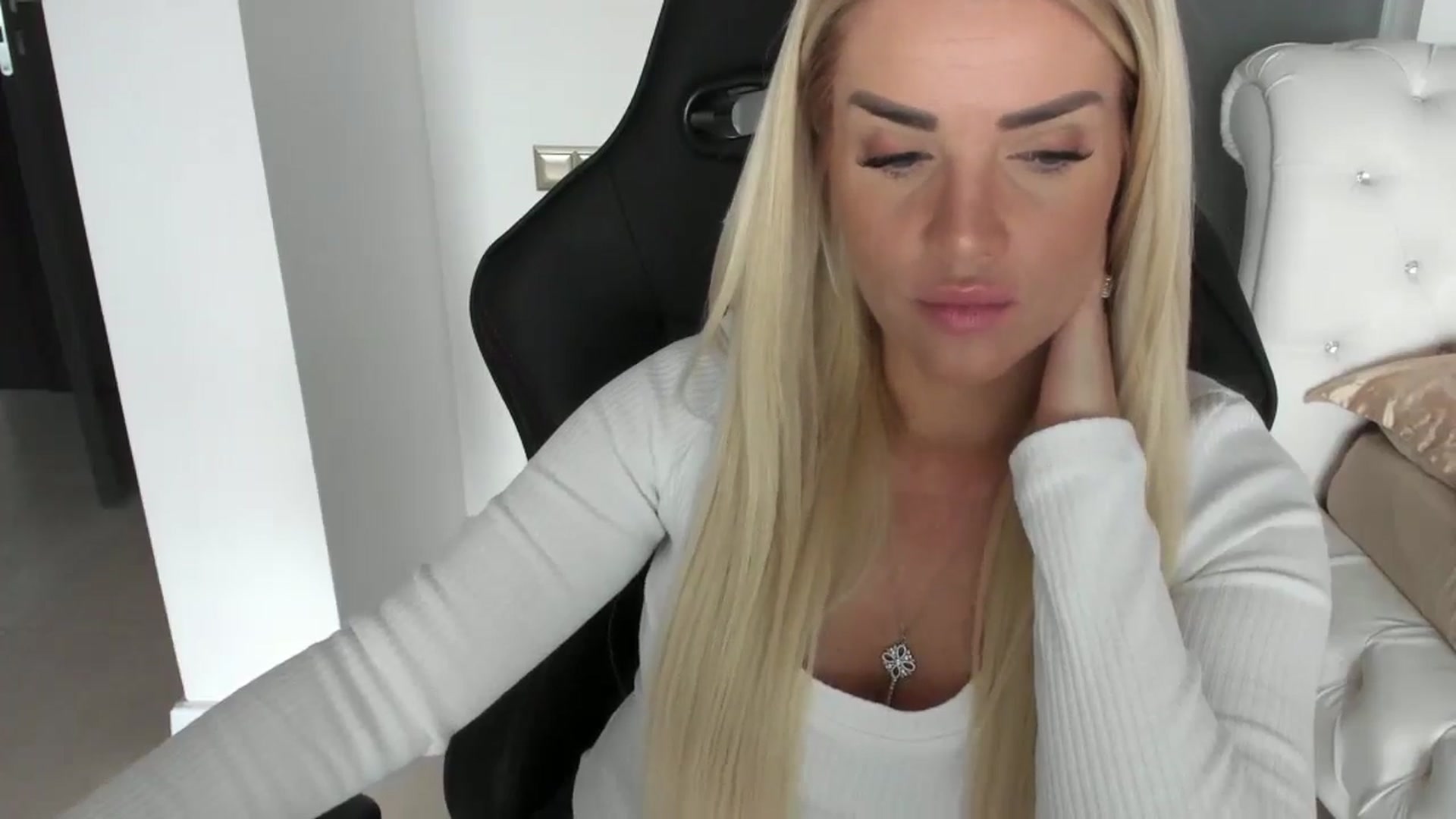 Gallery image thumbnail from Allesia_'s myfreecams stream on, 11/21/2024, 10:45 image 18 of 20