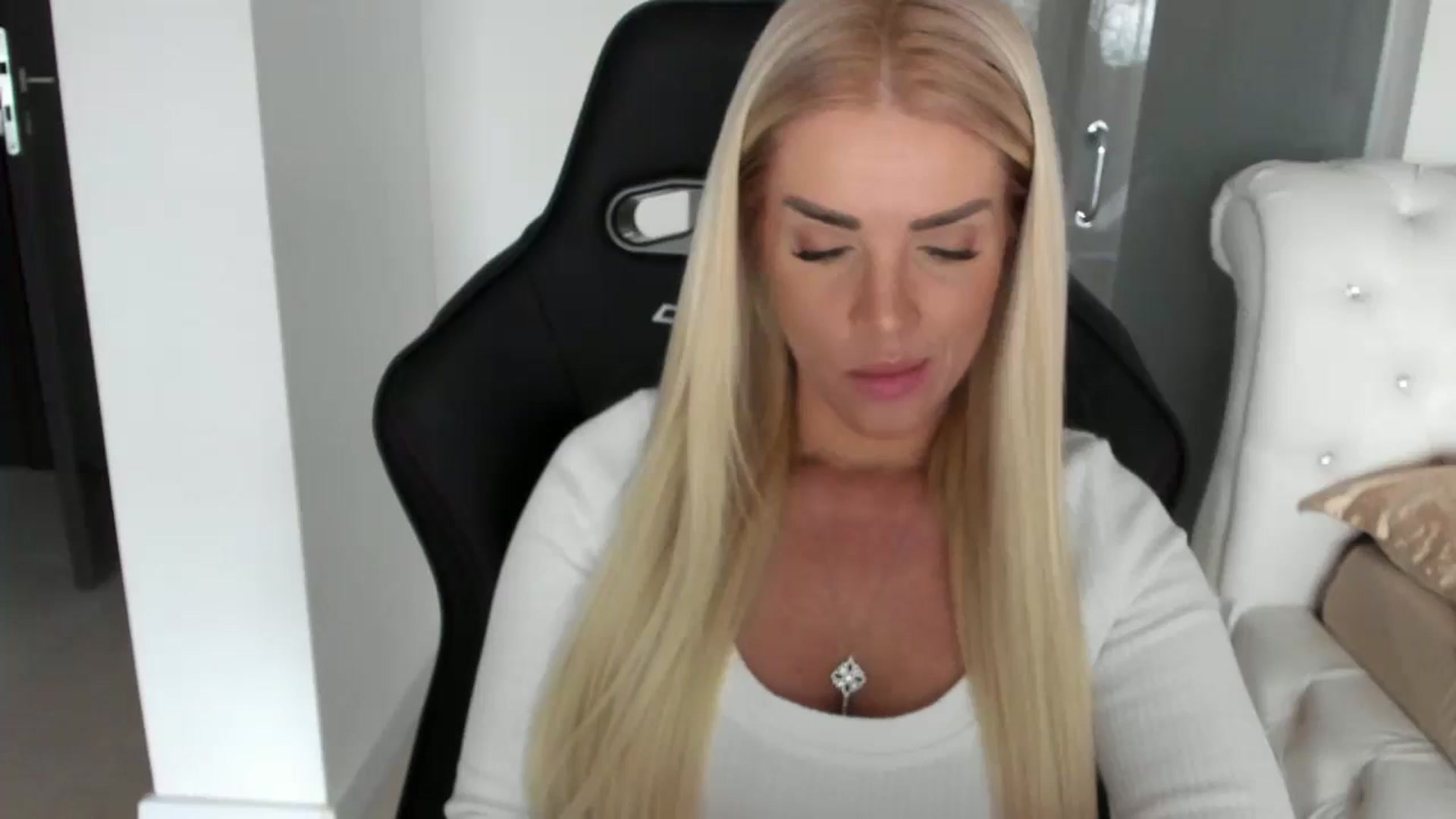 Gallery image thumbnail from Allesia_'s myfreecams stream on, 11/21/2024, 10:45 image 17 of 20