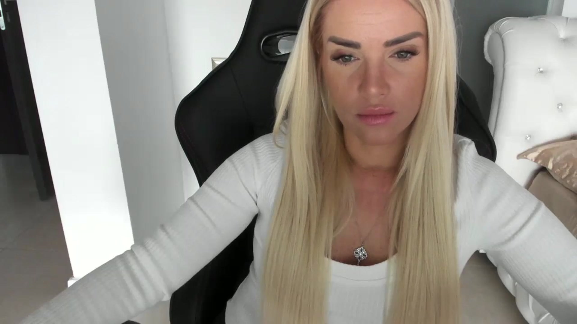 Gallery image thumbnail from Allesia_'s myfreecams stream on, 11/21/2024, 10:45 image 19 of 20