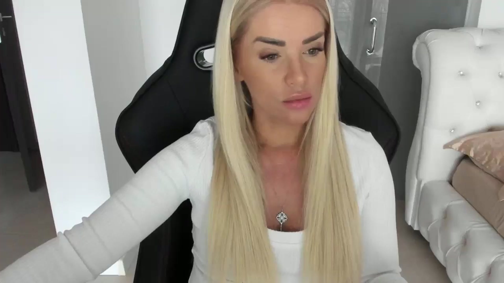 Gallery image thumbnail from Allesia_'s myfreecams stream on, 11/21/2024, 10:45 image 1 of 20